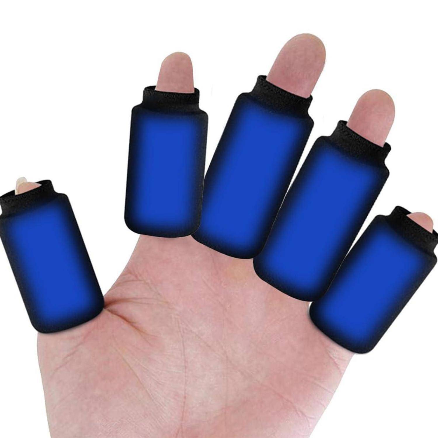 Eine Hand, die fünf blaue Fingerlinge oder Kappen trägt, je eine an jedem Finger und Daumen, vor weißem Hintergrund.
