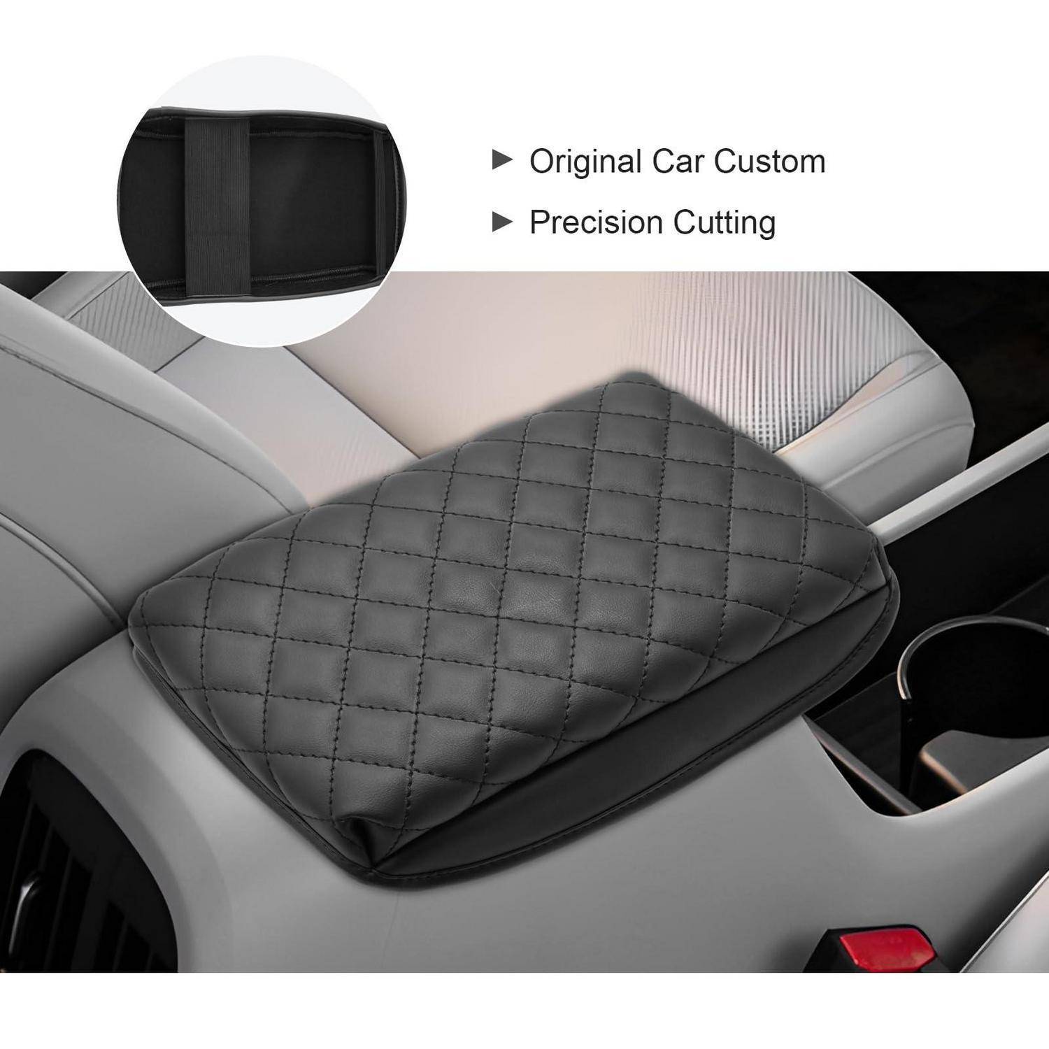 Schwarze gesteppte gepolsterte Armlehnenabdeckung für das Auto auf einer Mittelkonsole des Fahrzeugs, mit Ausschnitt, der das Original-Auto-Custom-Präzisionsschneiden zeigt.