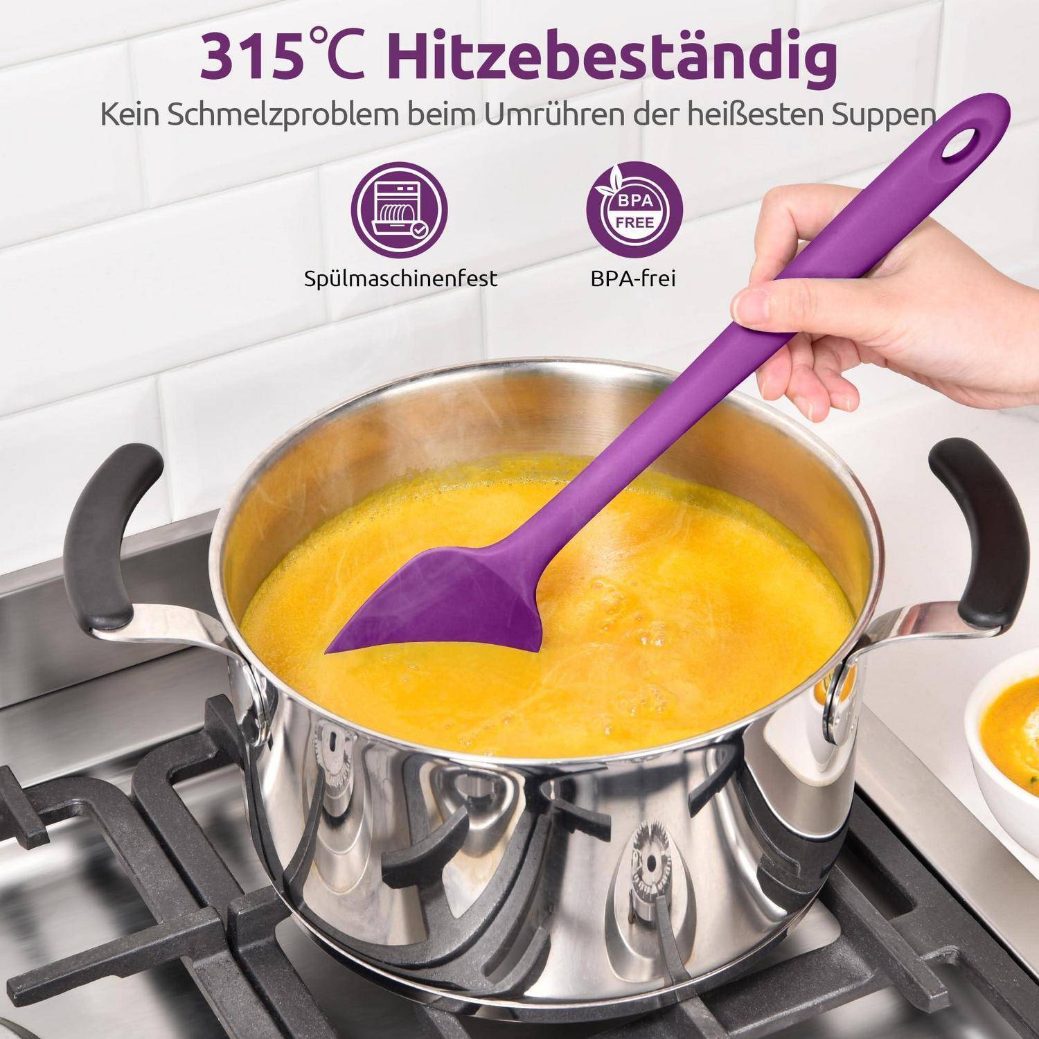 Violetter Silikon-Spatel rührt heiße Suppe in einem Edelstahltopf auf einem Kochfeld um; Text besagt „Hitzebeständig bis 315°C