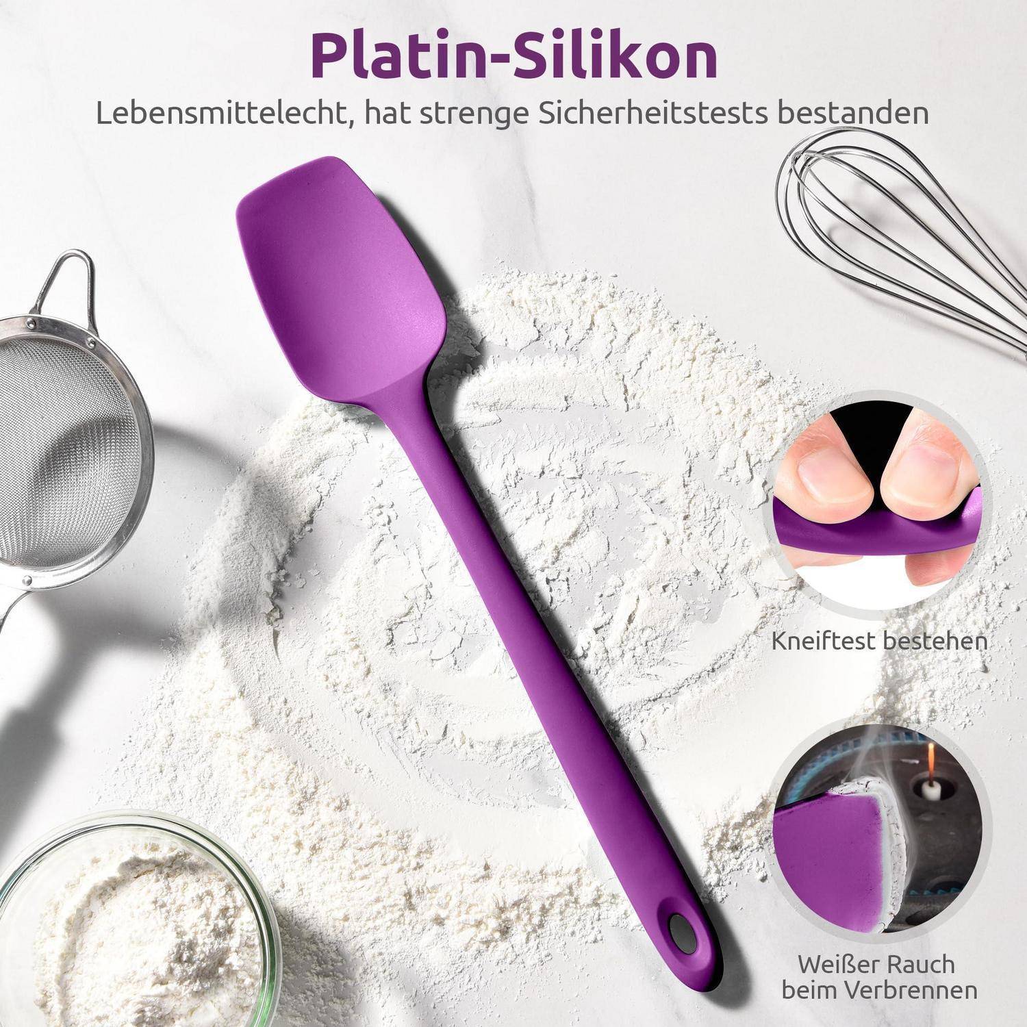# Violetter Silikonspatel auf mehlbestäubter Oberfläche mit Schneebesen, Sieb und Schüssel; deutscher Text besagt lebensmittelkontaktes Platin-Silikon, Messertest und Verbrennungsrauchtests bestanden.