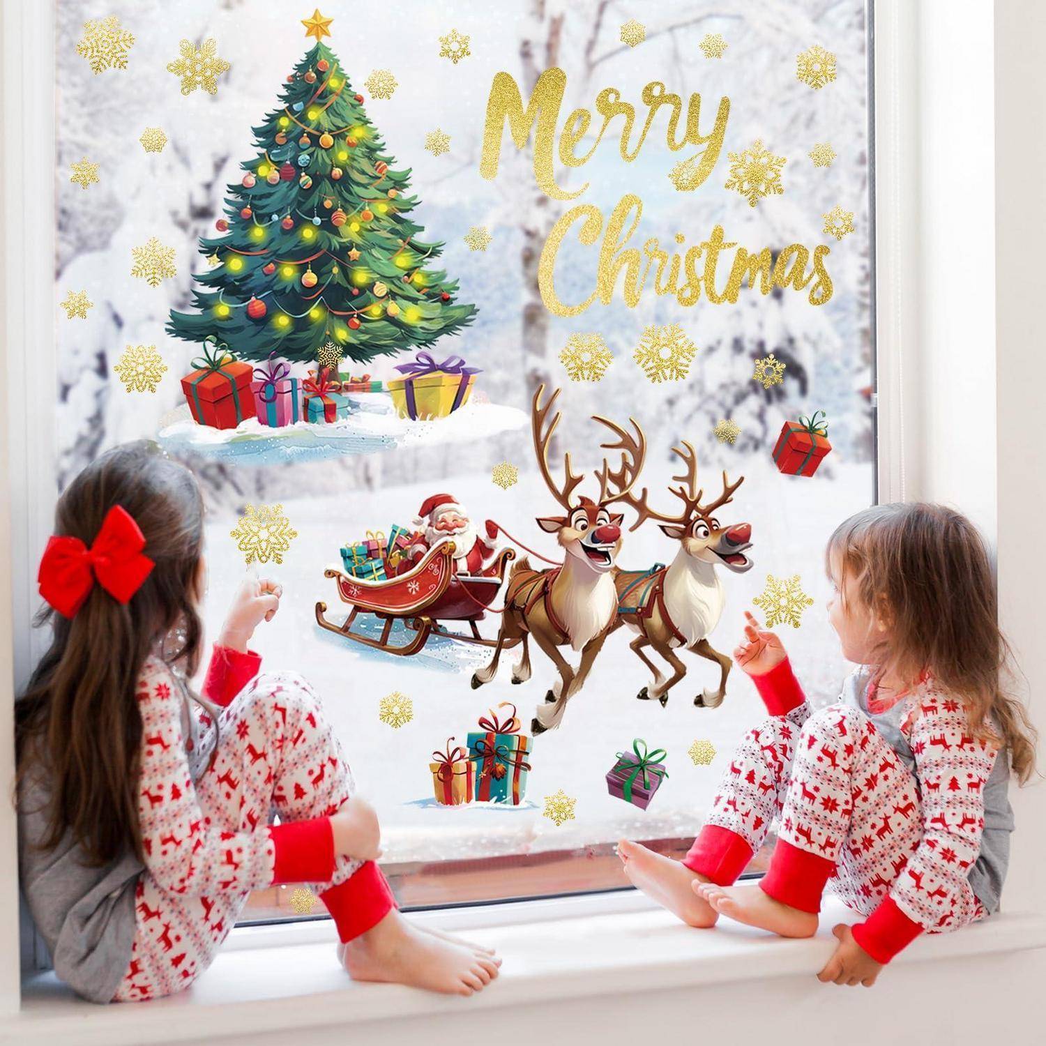 Zwei Kinder in passenden Weihnachtspyjamas sitzen an einem Fenster und dekorieren mit festlichen Weihnachtsstickern, darunter „Frohe Weihnachten