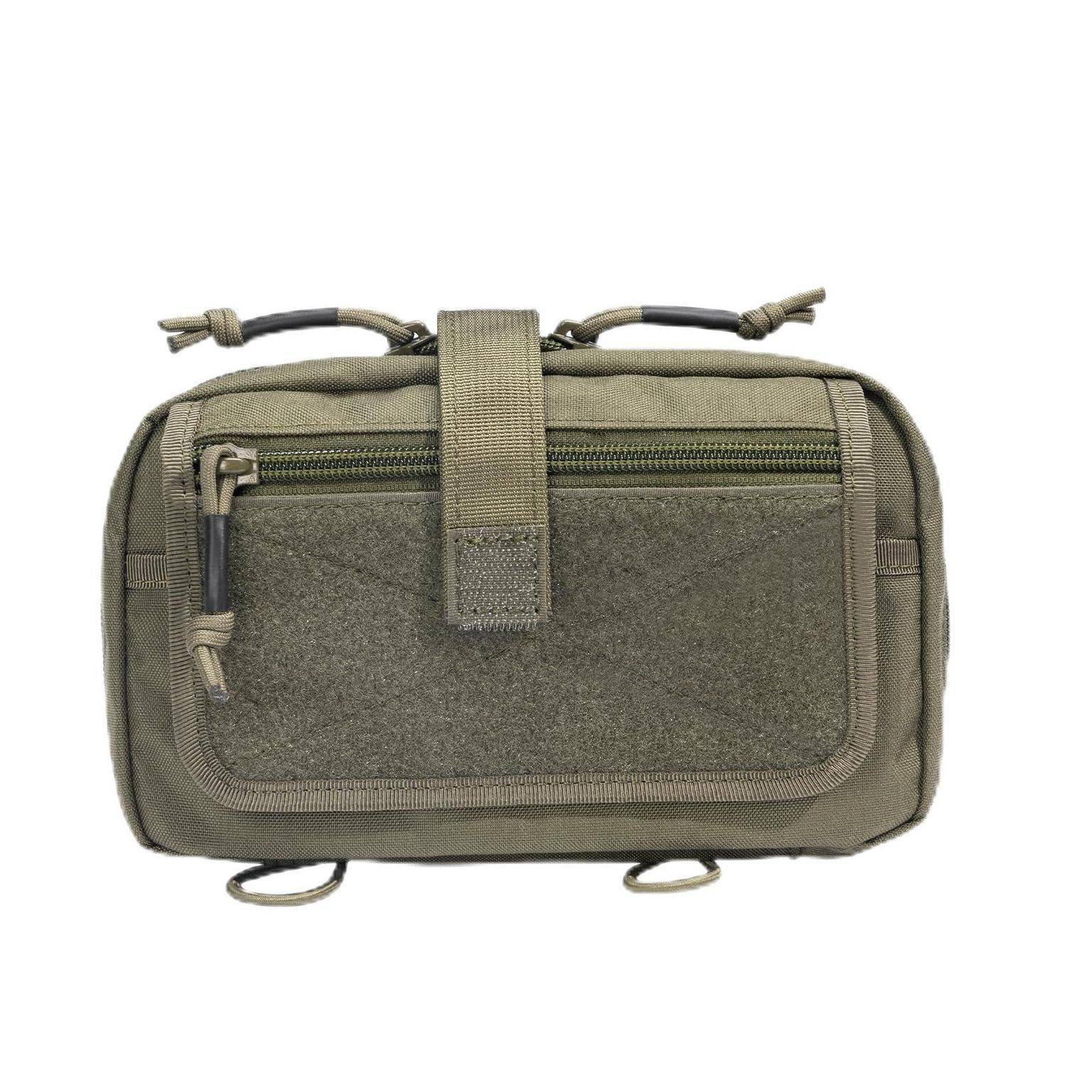 Olivgrüne taktische Tasche mit reißverschlussverschlossener Vordertasche, mittlerem Riemenverschluss und unteren Befestigungsschlaufen auf weißem Hintergrund.