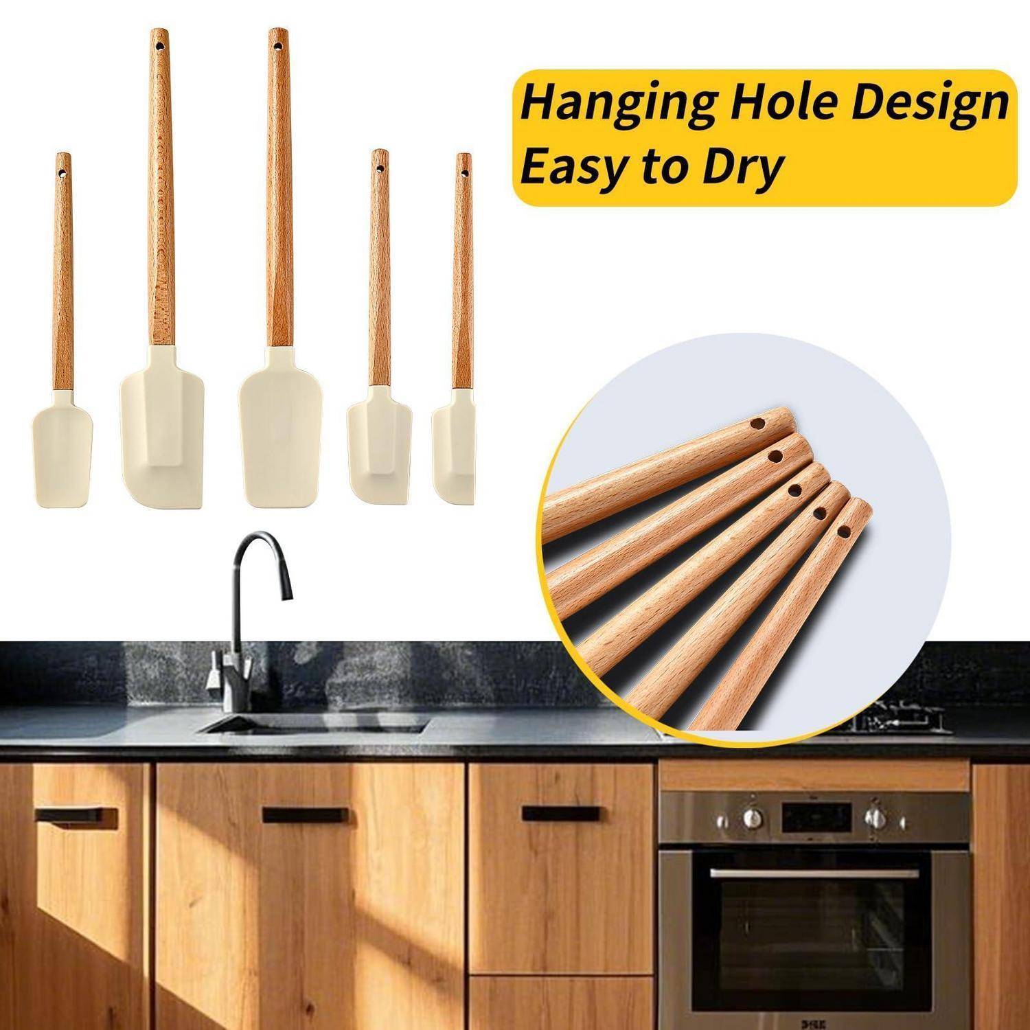 Satz aus Silikon-Spachtel mit Holzgriff mit Aufhängelöchern und vergrößertem Detail, oben über einer modernen Küchenarbeitsplatte dargestellt; der Text lautet „Design mit Aufhängeloch zum einfachen Trocknen