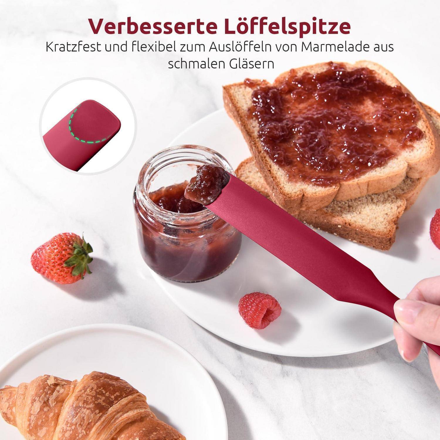 Roter flexibler Löffel, der Marmelade aus einem Glas auf Toast verteilt, mit abgerundeter, kratzfester Spitze für enge Gläser.
