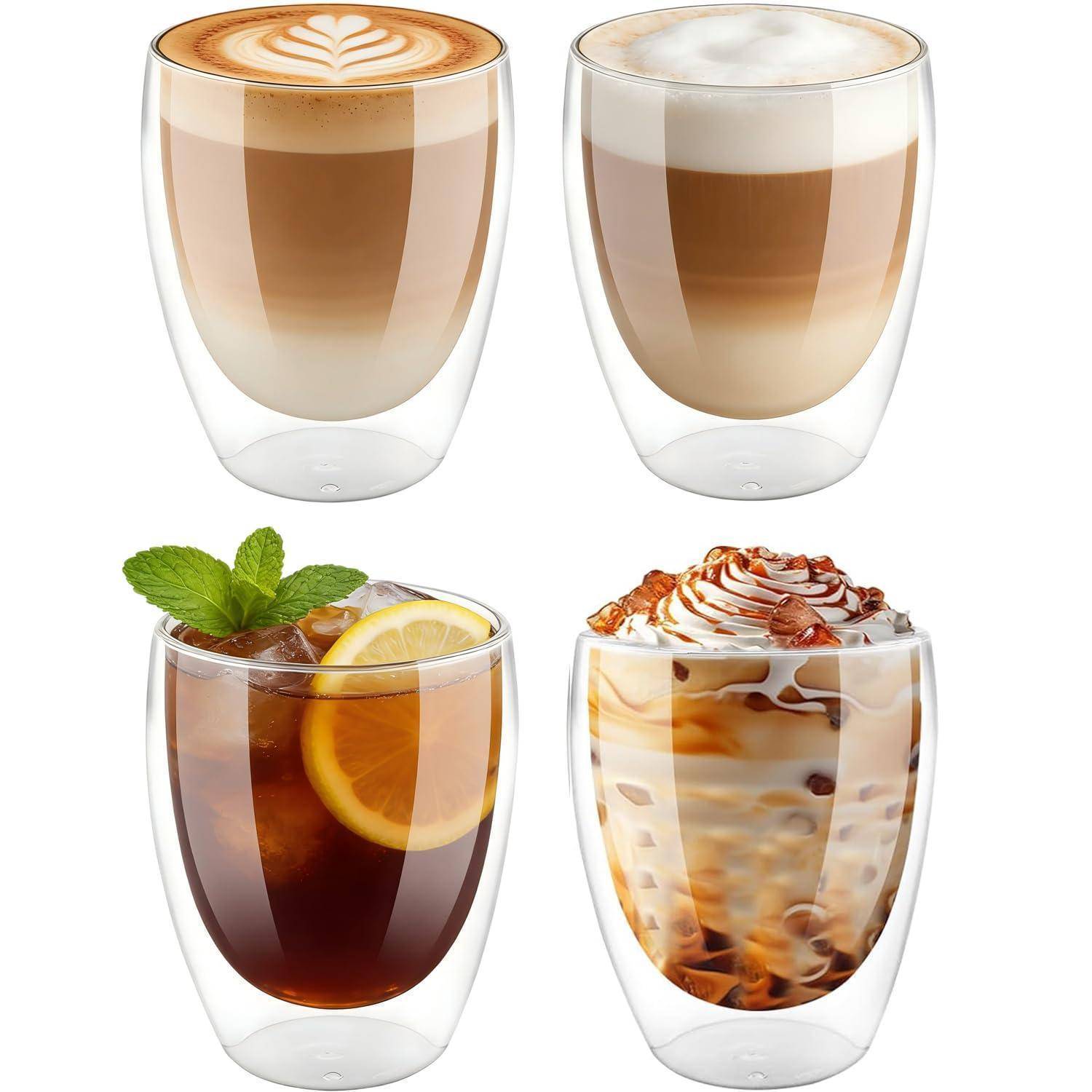 Vier doppelwandige Gläser mit geschichteten Kaffeegetränken: Latte, Cappuccino, Eistee mit Zitrone und Minze sowie ein Eiskaffee-Dessert mit Schlagsahne und Karamellsirup.