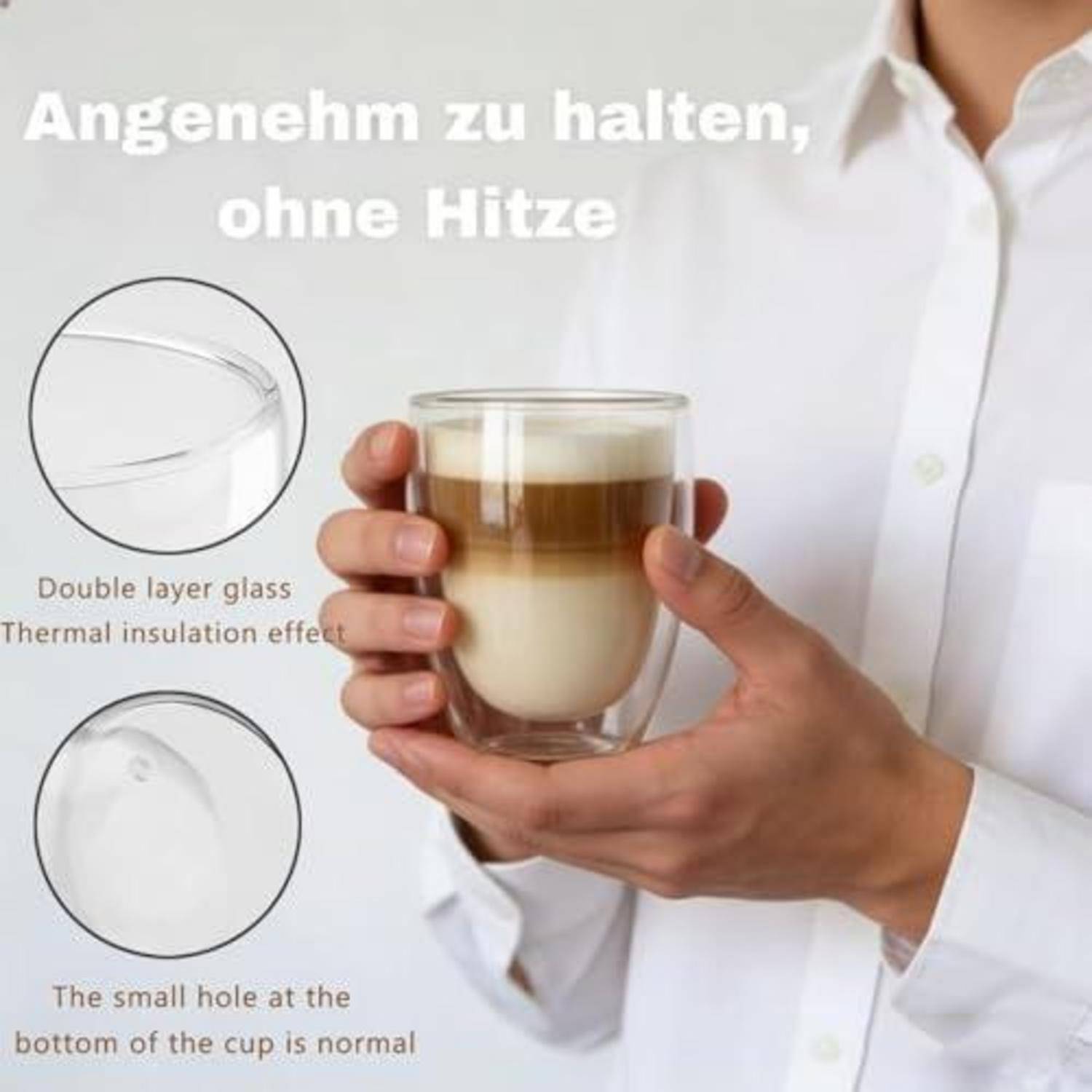 Person im weißen Hemd, der eine doppelschichtige Glastasse mit geschichtetem Kaffee hält, gekennzeichnet als wärmeisolierend und mit dem Hinweis, dass das kleine Loch am Boden normal ist.