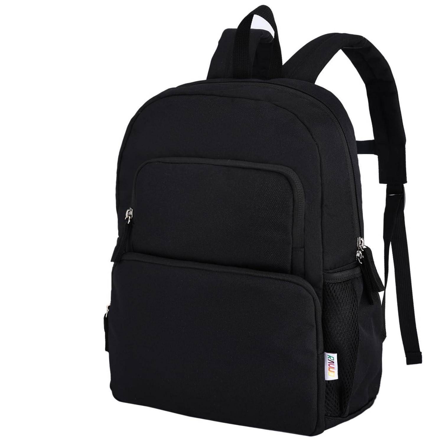 Schwarzer Rucksack mit gepolsterten Schultergurten, vorderen Reißverschlusstaschen und seitlichen Netztaschen auf weißem Hintergrund.