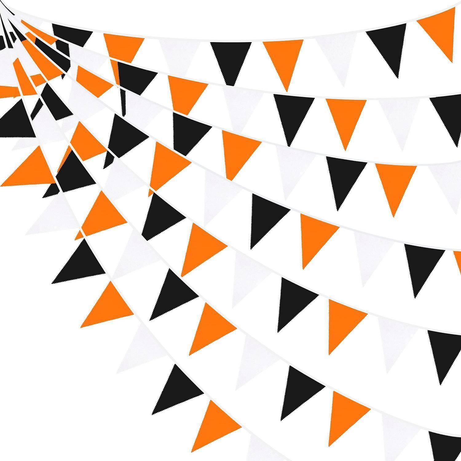 Orange, schwarze und weiße dreieckige Wimpelgirlanden, die diagonal über einem weißen Hintergrund angebracht sind und eine festliche Feierdekorationatmosphäre vermitteln.