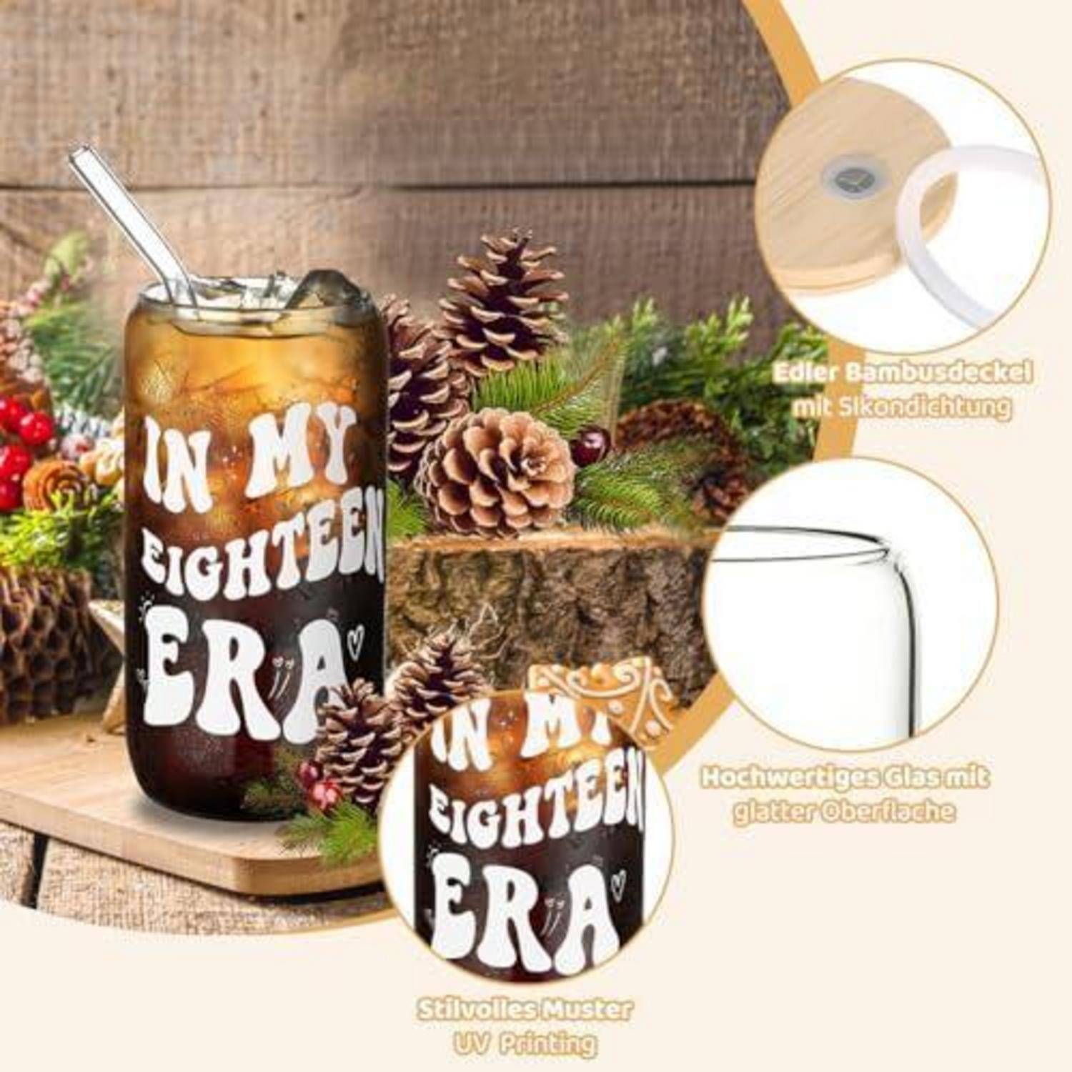 Isoliertes Glas mit Strohhalm und weißem Text „IN MY EIGHTEEN ERA", gezeigt mit Tannenzapfen-Dekorationen und eingefügten Nahaufnahmen, die Deckel, Glaskante und Druckqualität hervorheben.