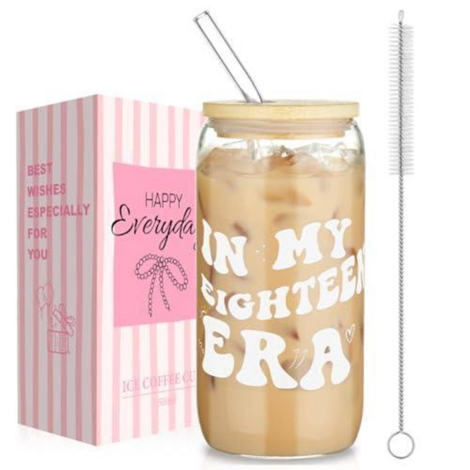 Geschenkset mit einem Glas-Eiskaffee-Becher mit der Aufschrift „ON MY EIGHTEEN ERA", einem Metallstrohhalm und einer Reinigungsbürste neben einer rosa „Happy Everyday""-Box.