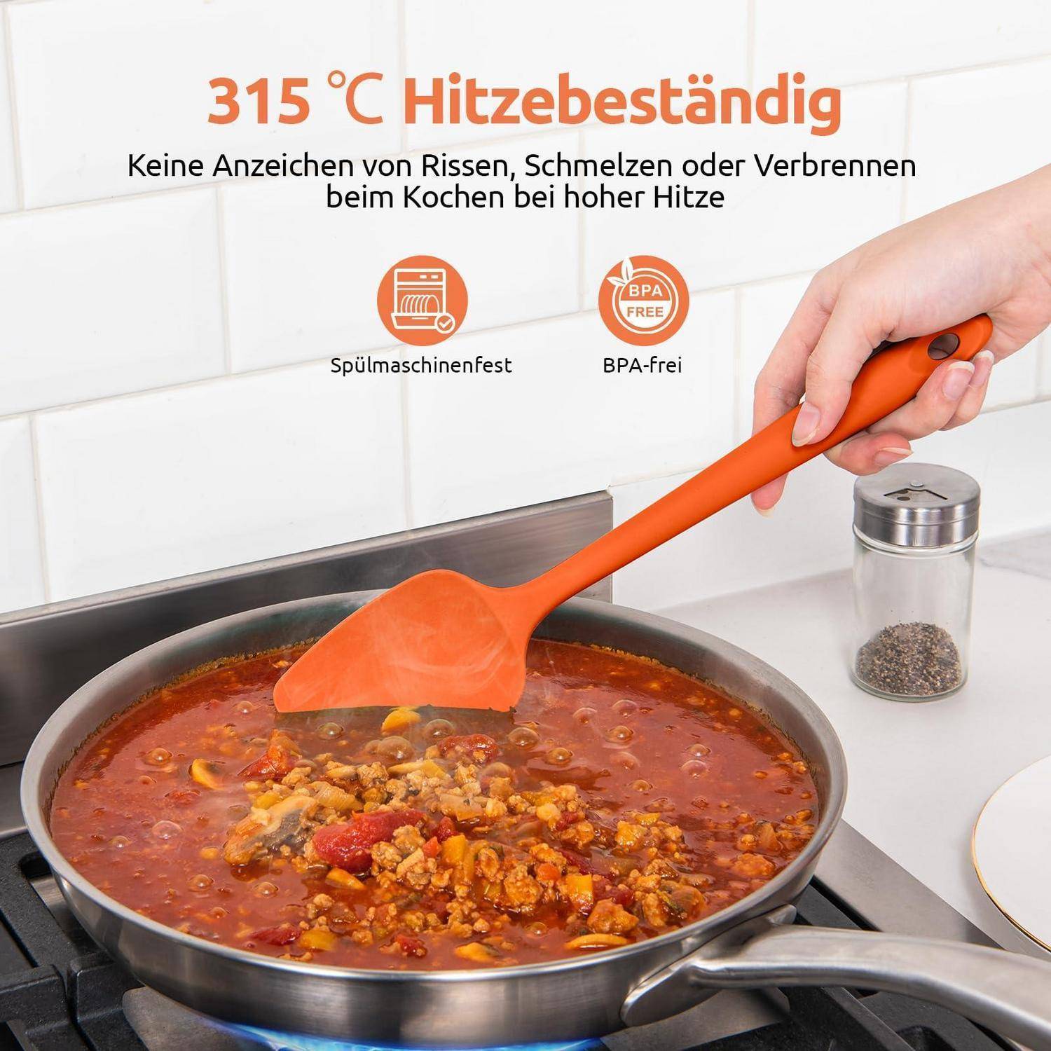 Oranger Kochlöffel rührt eine Pfanne mit Sauce auf einer Kochplatte um; Text wirbt für 315°C Hitzebeständigkeit, Spülmaschinenfest und BPA-frei.