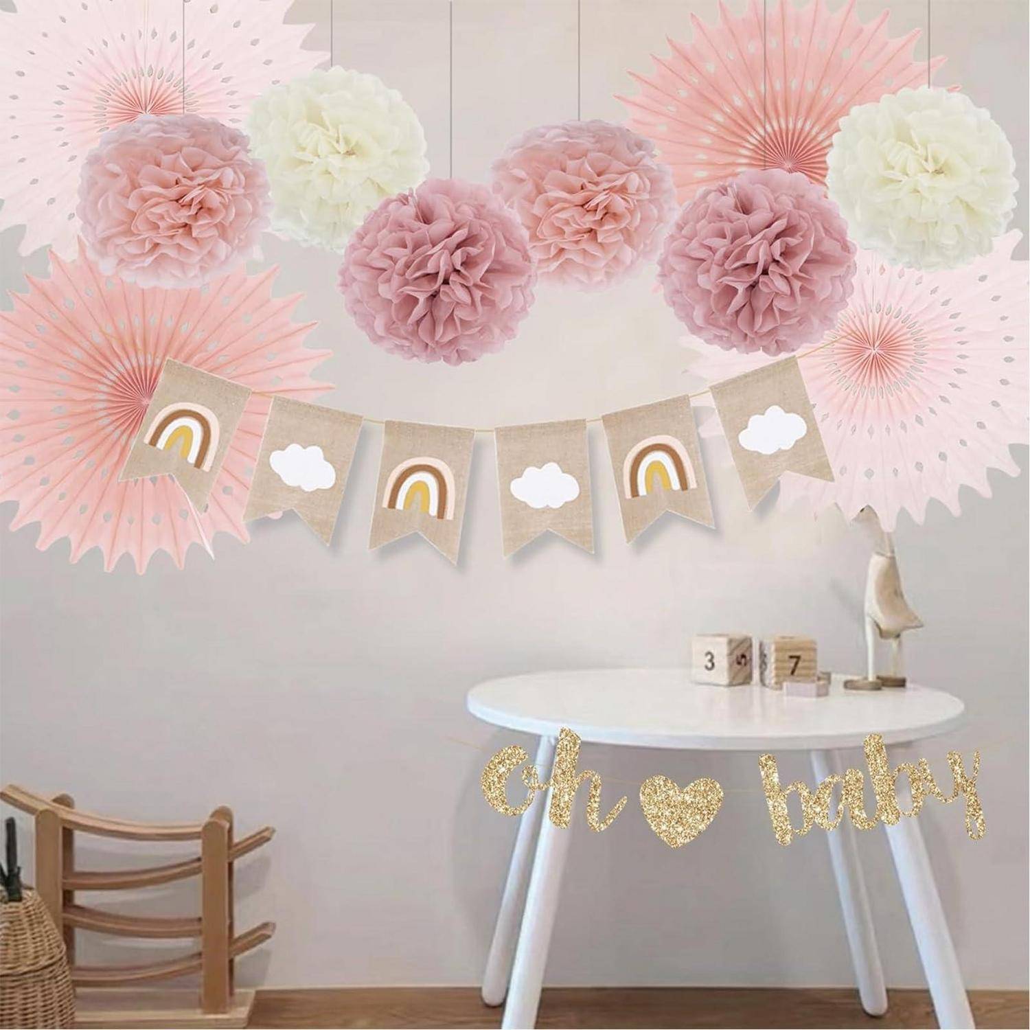 Pastellfarbene Baby-Shower-Party mit Papier-Pompons, Regenbogen-Banner und goldener 