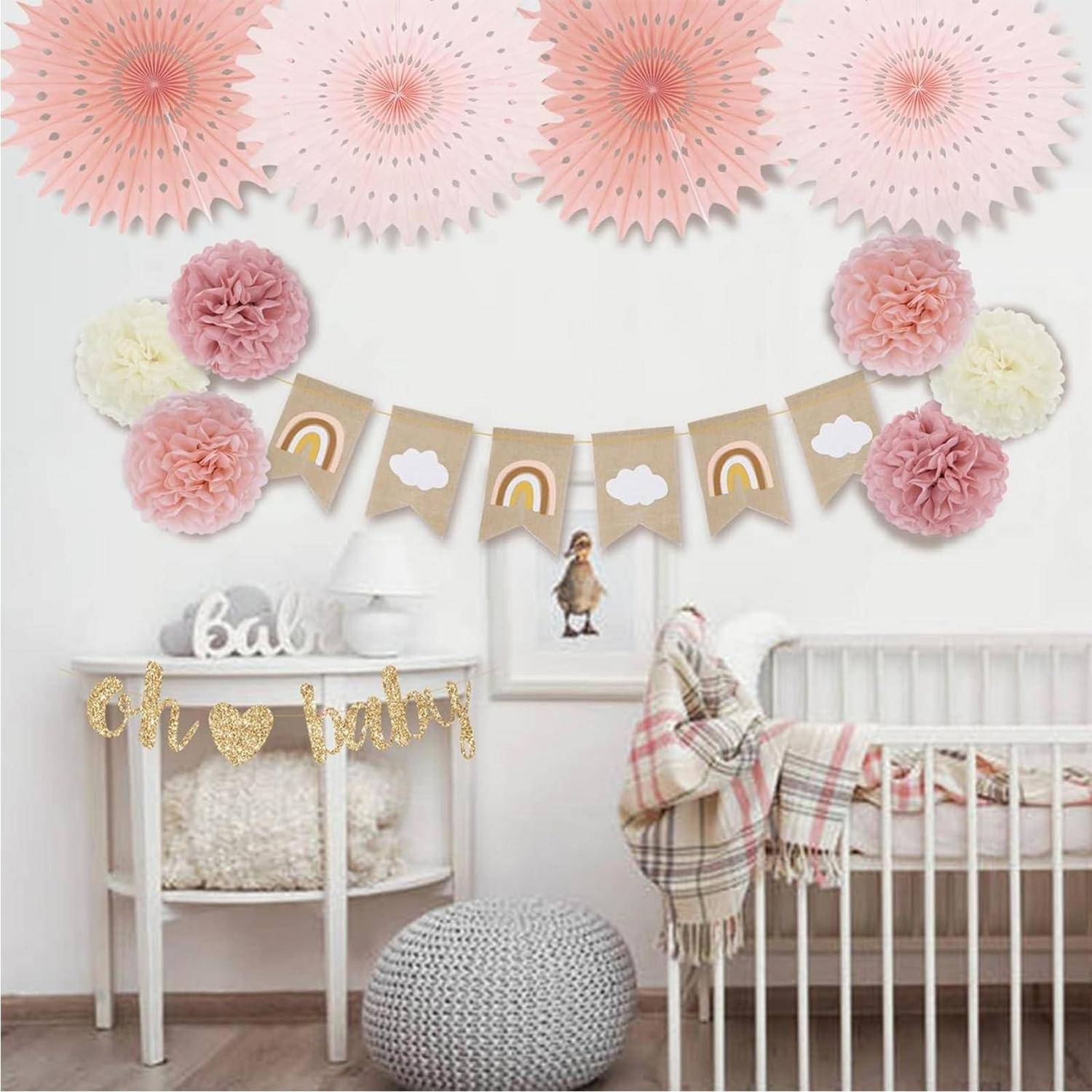Pastell-Babyzimmer mit Babybett, Wickeltisch, Regenbogen-Girlanden, Papierfächern und „Baby