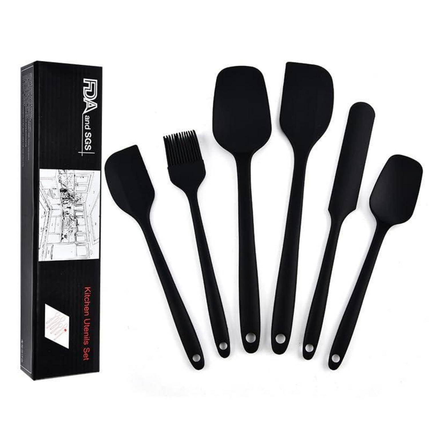 Schwarzes sechsteiliges Küchenutensilien-Set mit Karton, bestehend aus Spachteln, Löffel, Bürste und Schaber auf weißem Hintergrund.