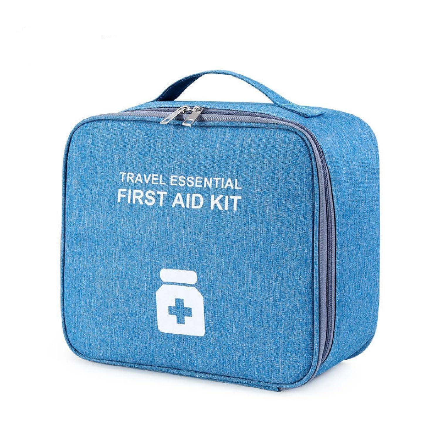 Blaue Reiseapotheke mit Griff und Reißverschluss, beschriftet mit „TRAVEL ESSENTIAL FIRST AID KIT