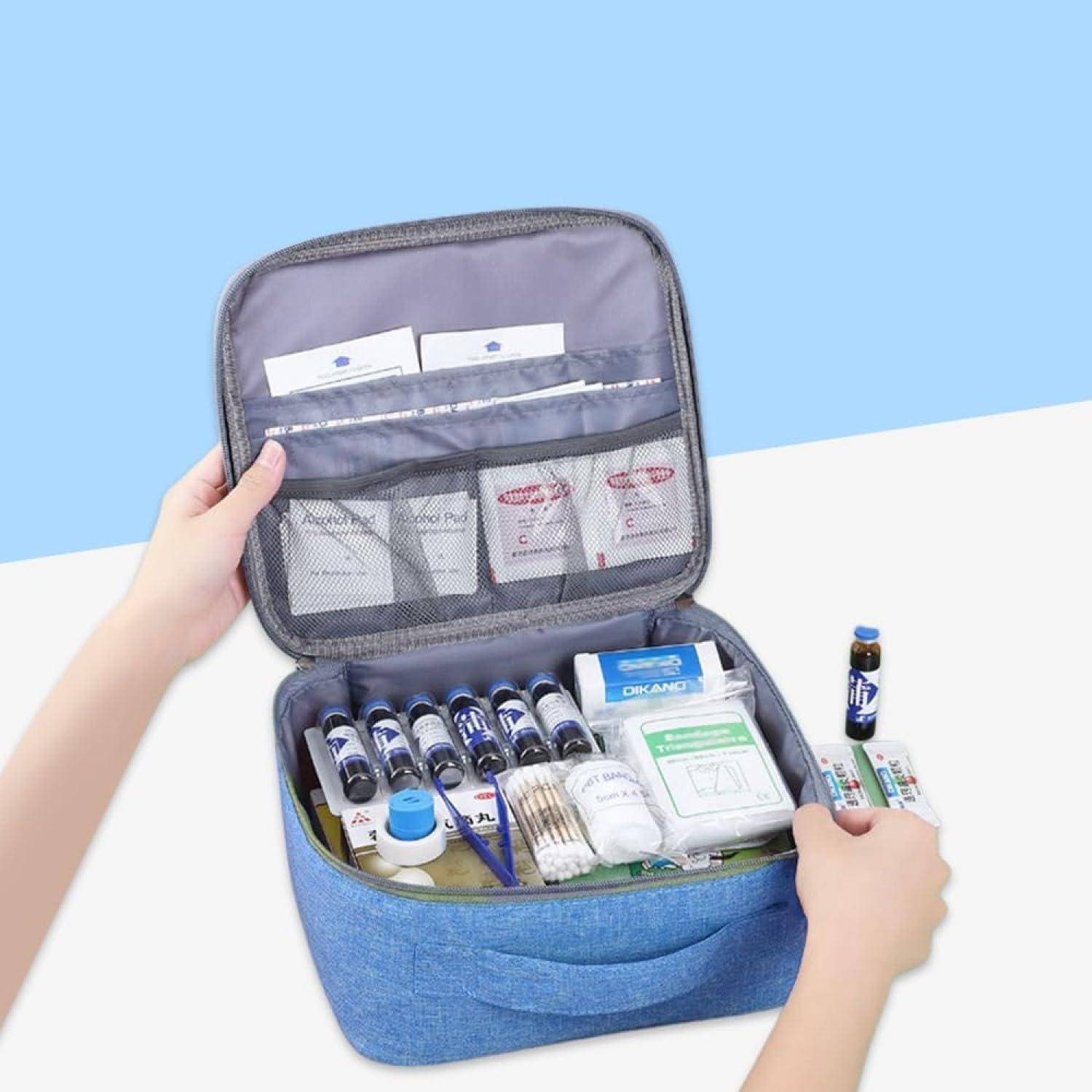Offene blaue medizinische Organizer-Box mit assortiertem Erste-Hilfe-Bedarf, Pillen, Verbandsmaterial, Wattestäbchen und kleinen Medizinflaschen, von zwei Händen offen gehalten.