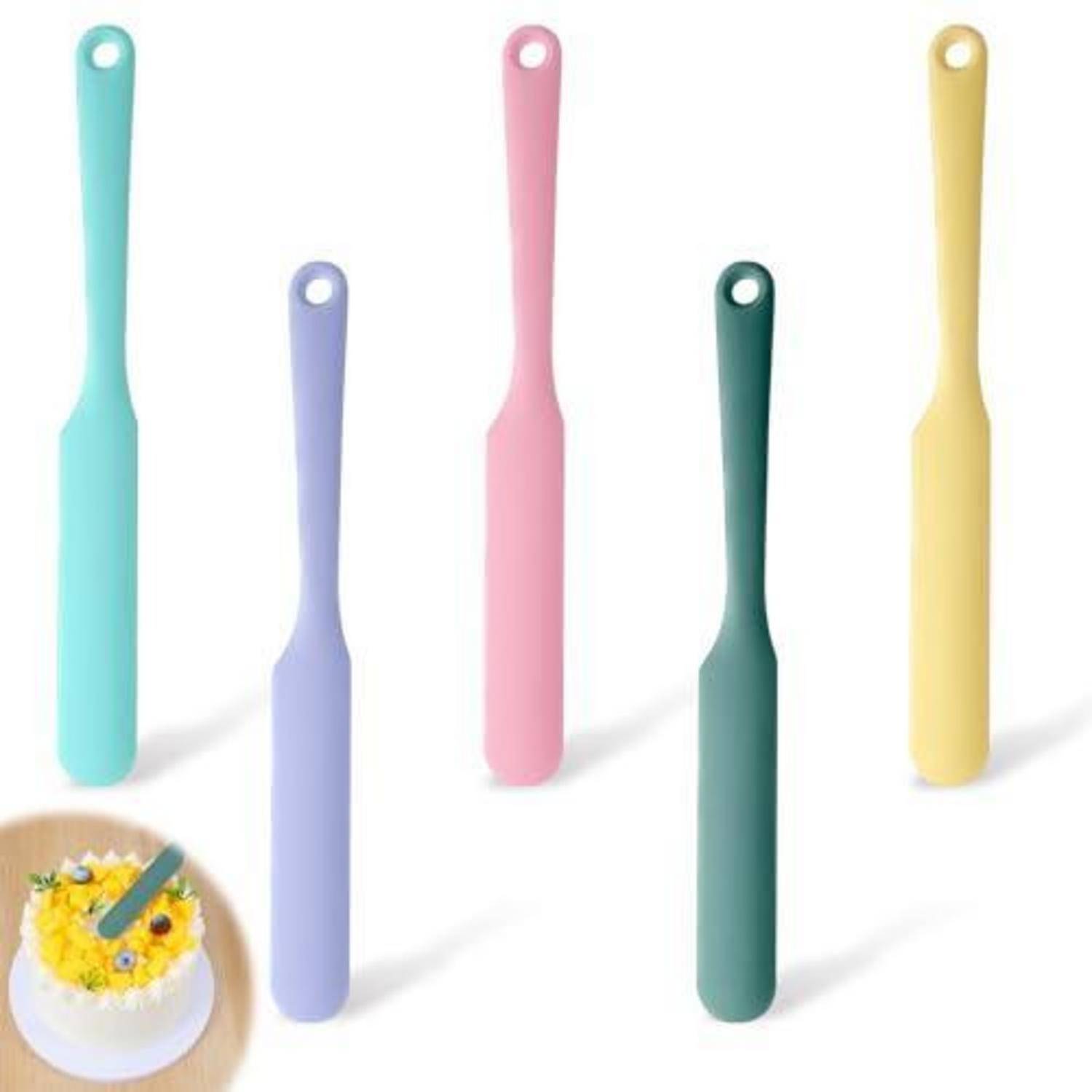 Fünf bunte Silikonspachteln stehen aufrecht auf weißem Hintergrund, mit einer kleinen Einfügung, die einen verzierten Kuchen oder ein Dessert zeigt, das mit Zuckerguss bestrichen wird.