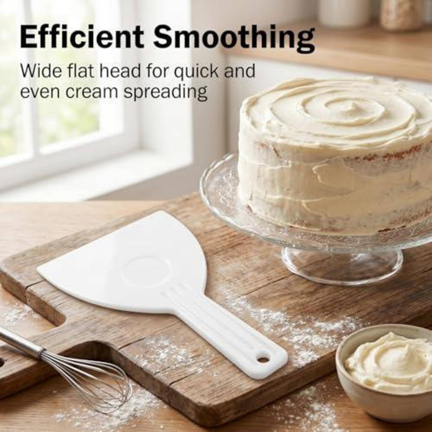 Kuchenglasur-Spachtel auf einem Schneidebrett neben einem glasierten Schichtkuchen, mit Text „Effizientes Glätten