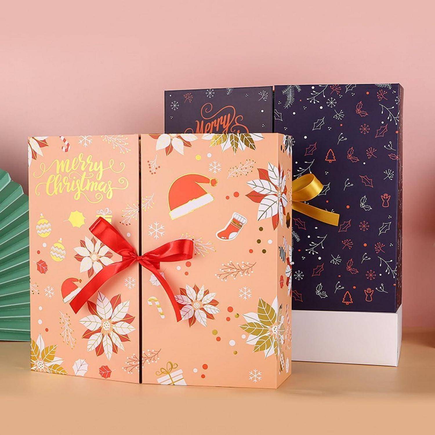 Drei festliche Weihnachtsgeschenkboxen mit Schleifenschleifen, einschließlich einer pfirsichfarbenen 