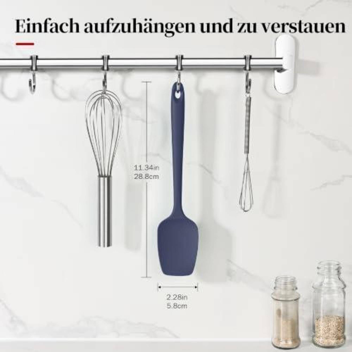 Küchenhalter für die Wand mit Hängehaken, an denen eine Schneebesen, ein Pfannenwender und ein kleines Küchenwerkzeug hängen; der deutsche Text sagt „Einfach aufzuhängen und zu verstauen