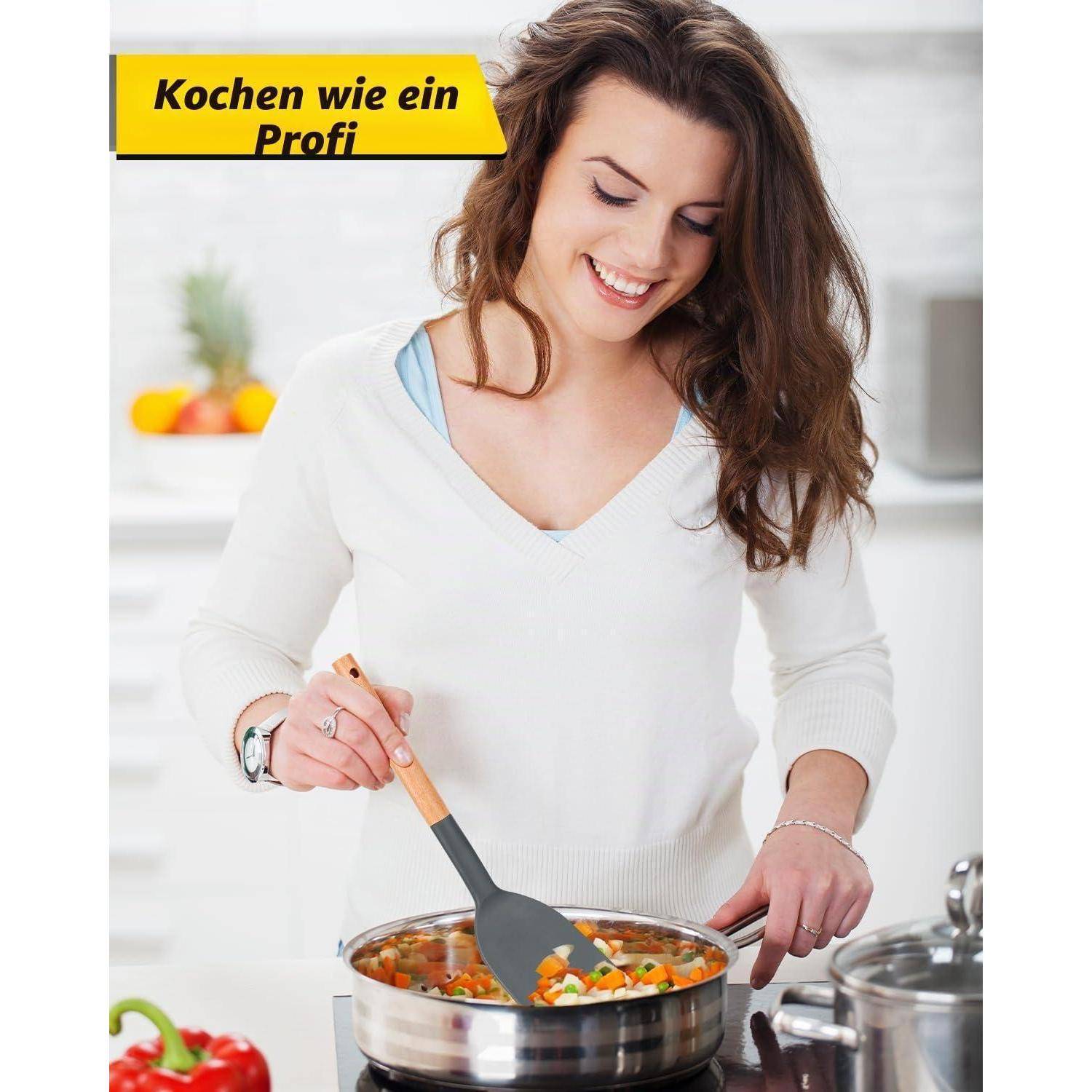 Eine Frau lächelt, während sie Gemüse in einem Topf in einer hellen Küche umrührt; ein Banner liest „Kochen wie ein Profi