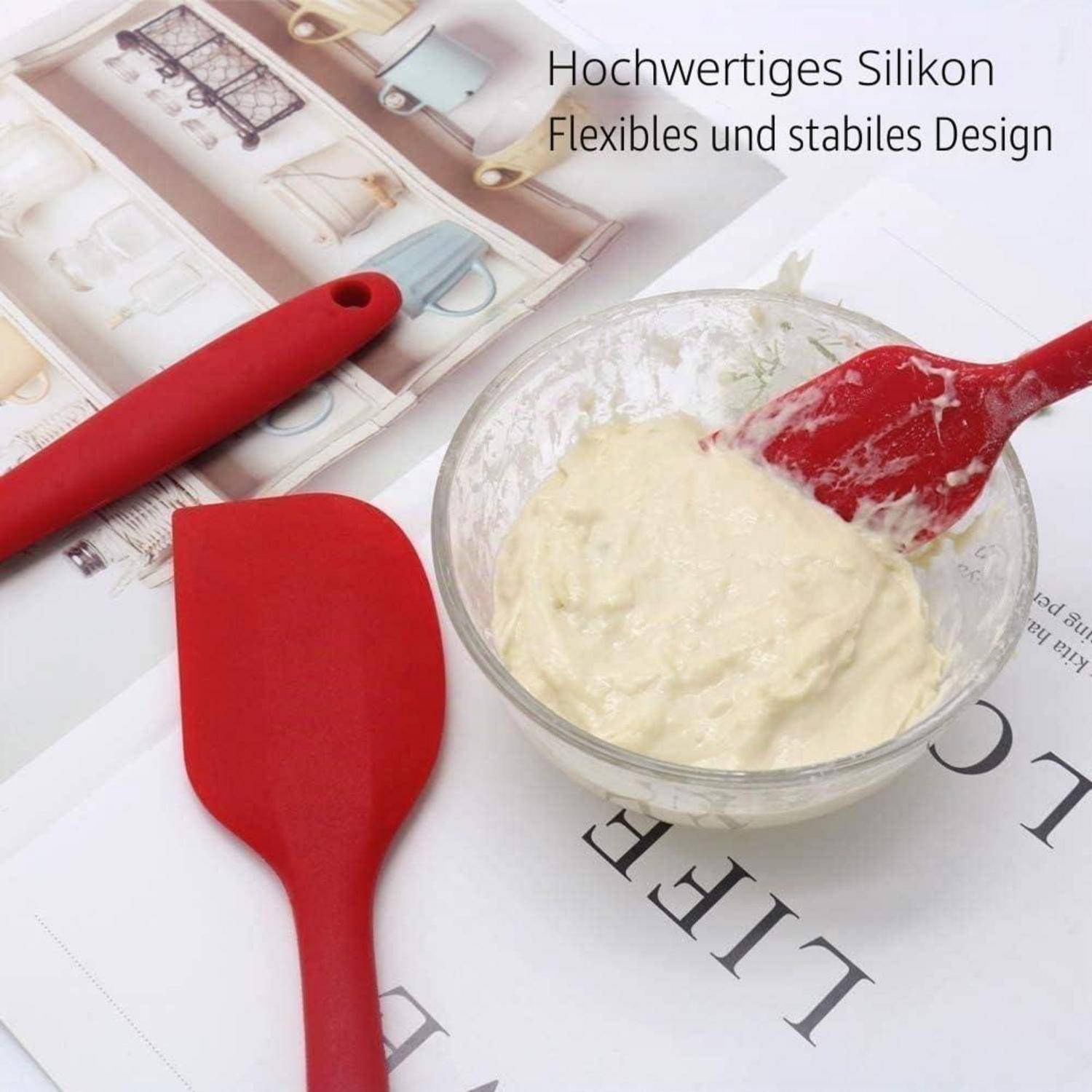 Roter Silikonspatel und -schaber mit einer Schüssel Teig, beschriftet mit „Hochwertiges Silikon