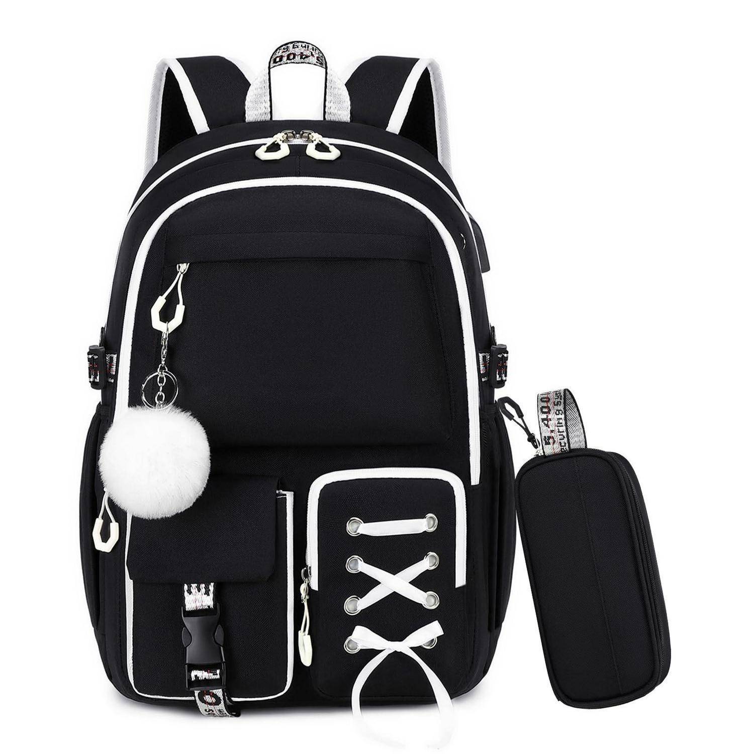 Schwarzer Rucksack mit weißen Verzierungen und Schnüren, mit mehreren Reißverschlusstaschen, einem flauschigen Pompom-Anhänger und einem passenden Reißverschluss-Etui daneben.