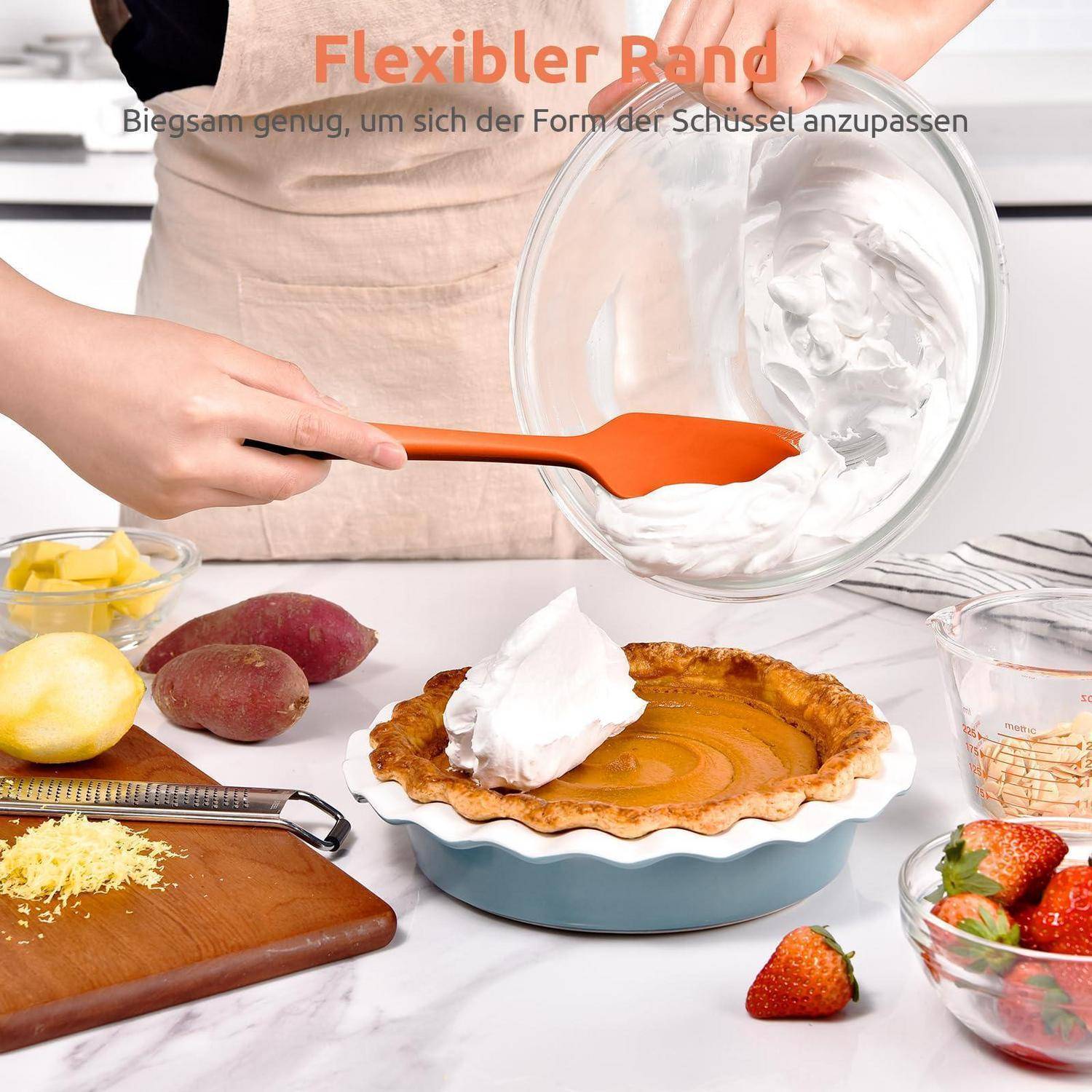 Person schabt Baiser aus einer Rührschüssel mit einem orangen Spachtel, mit einer gebackenen Torte und Zutaten auf einer Küchenarbeitsplatte; Text lautet „Flexibler Rand