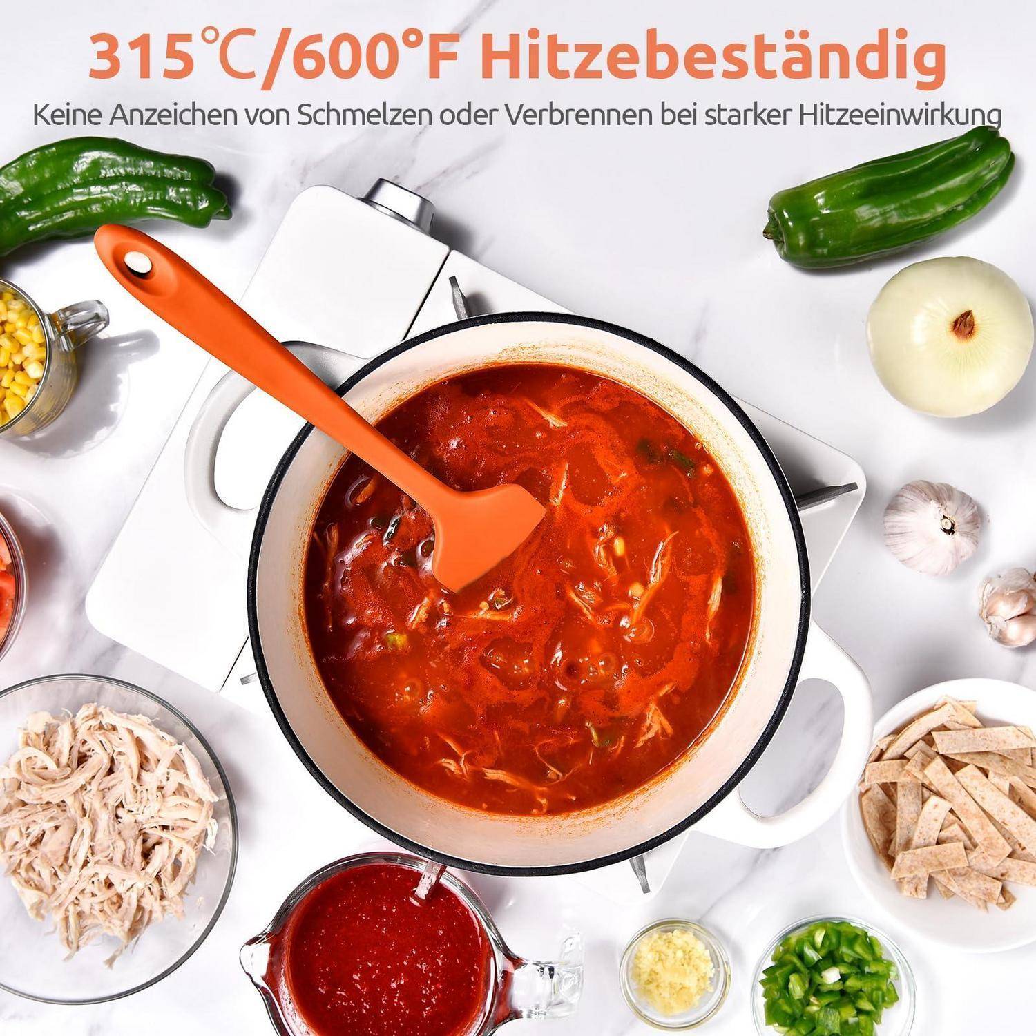 Vogelperspektive auf einen Topf mit roter Suppe und einem orangefarbenen Spatel auf einem Kochfeld, umgeben von Gemüse; deutscher Text besagt hitzebeständig bis 315°C/600°F.