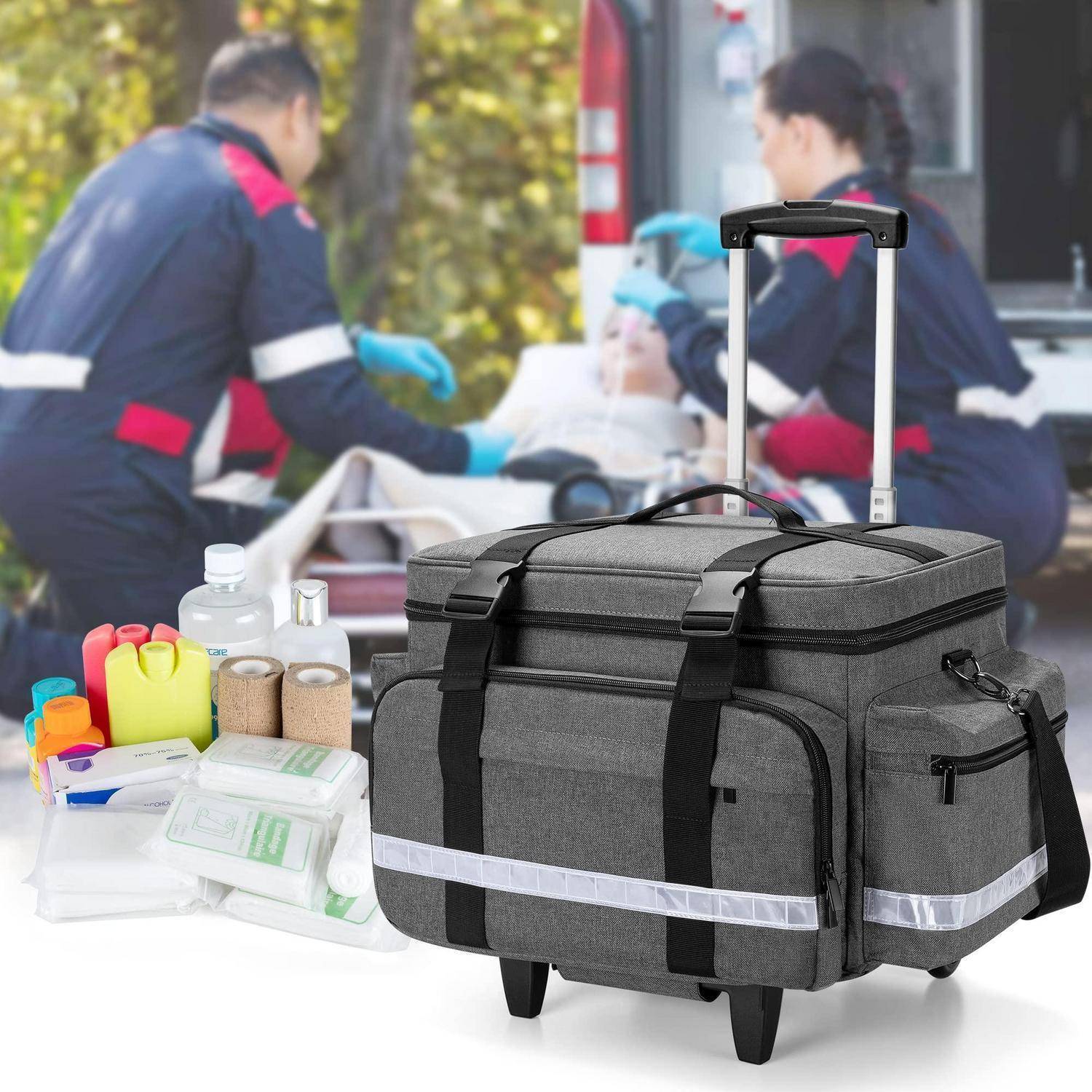 Tragbare medizinische Notfalltasche mit Rädern und Griff, abgebildet mit Erste-Hilfe-Materialien im Vordergrund und Rettungssanitätern, die einen Patienten im Krankenwagen im Hintergrund behandeln.