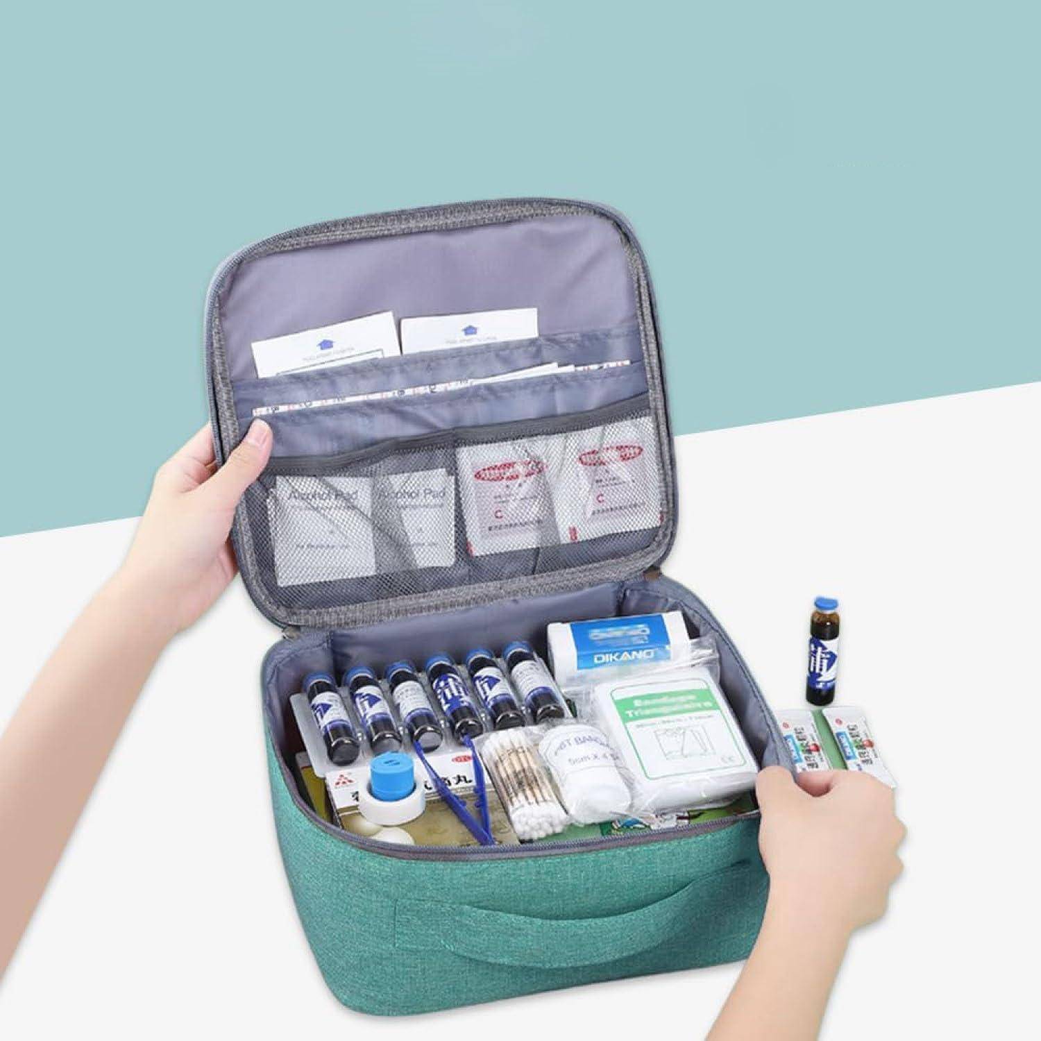 Offener medizinischer Organizer-Koffer mit Fächern, die Erste-Hilfe-Materialien, Medikamentenflaschen, Mullbinden, Wattestäbchen, Pflaster und kleine Tuben enthält, gehalten von zwei Händen.