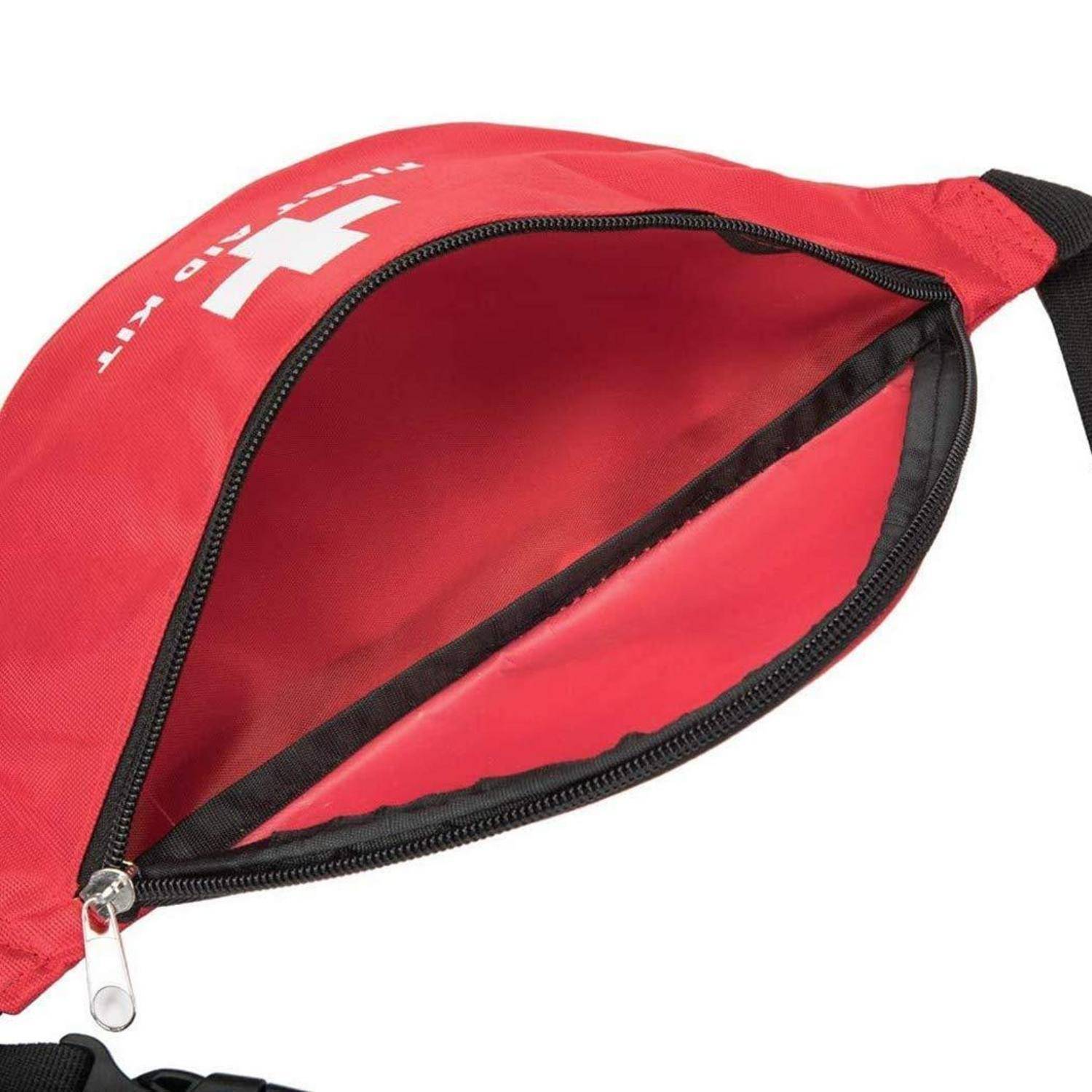 Rote Erste-Hilfe-Tasche mit schwarzem Reißverschluss, geöffnet, um das leere Innere zu zeigen, auf weißem Hintergrund.