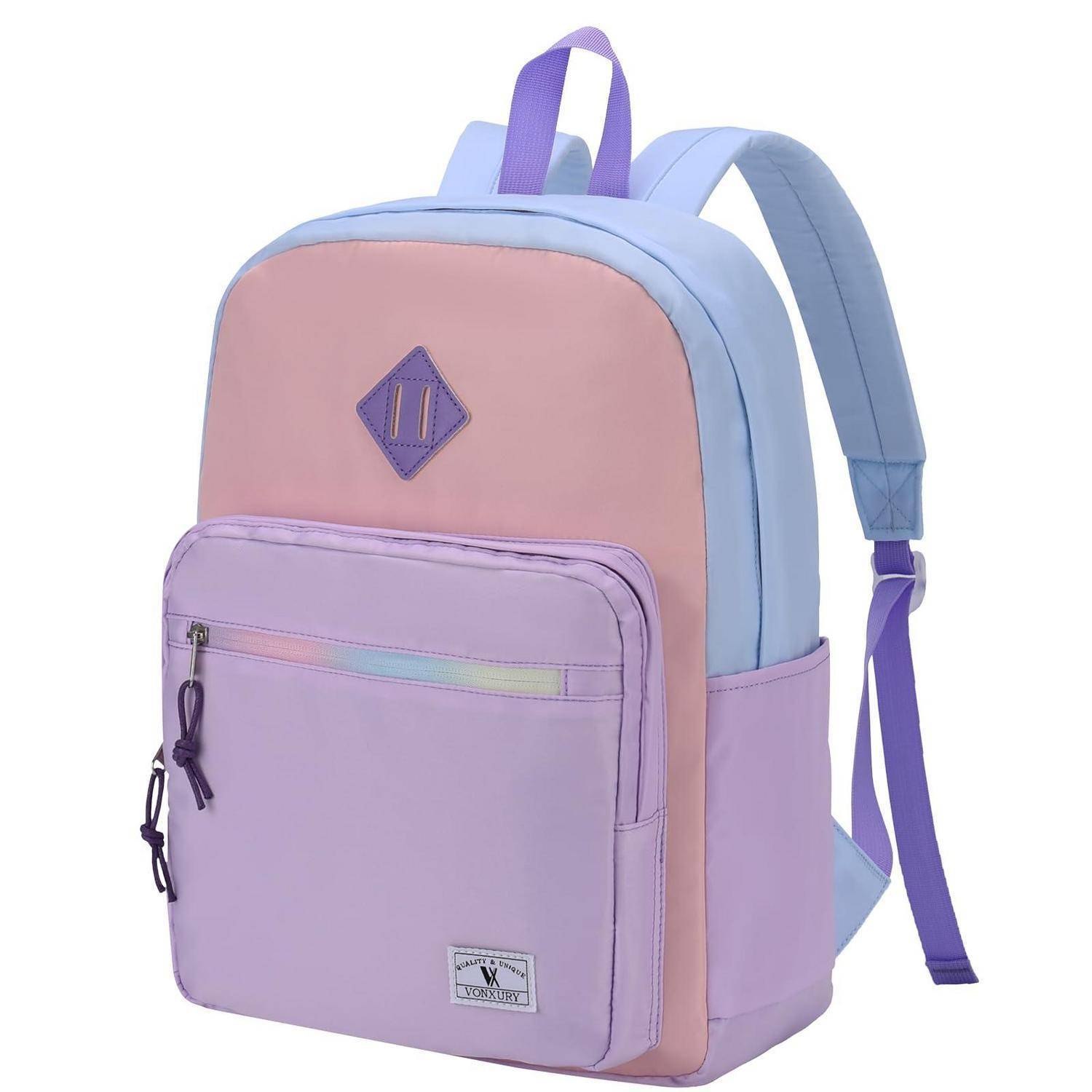 Pastellblauer und rosa Rucksack mit einer vorderen Reißverschlusstasche, violettem Griff und Riemen, vor weißem Hintergrund gezeigt.