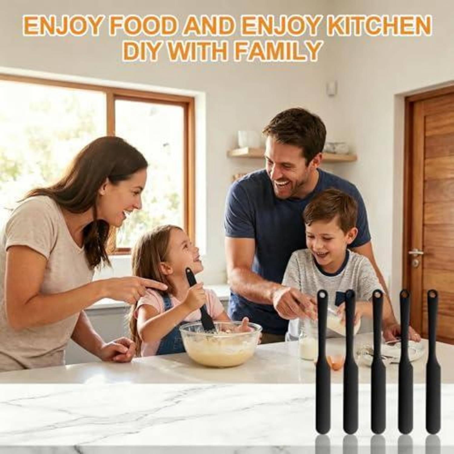 Familie kocht zusammen in einer hellen Küche, lächelnde Eltern und zwei Kinder rühren den Teig; Text lautet „GENIESST ESSEN UND GENIESSST KÜCHEN-HEIMWERKEN MIT DER FAMILIE