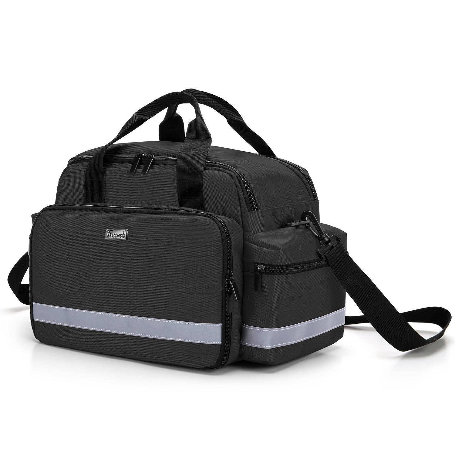 Schwarze Reisetasche mit Vordertasche, Seitenfach und Schultergurt, gezeigt auf weißem Hintergrund.