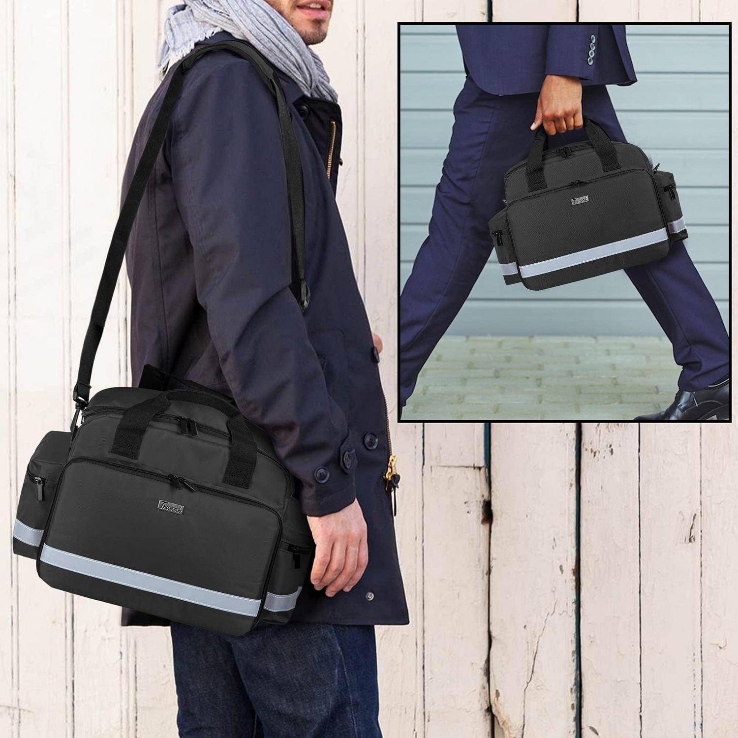 Mann, der eine schwarze Schulter-Reisetasche mit reflektierendem Streifen trägt; die Einfügung zeigt die Tasche, die beim Gehen am Griff gehalten wird.