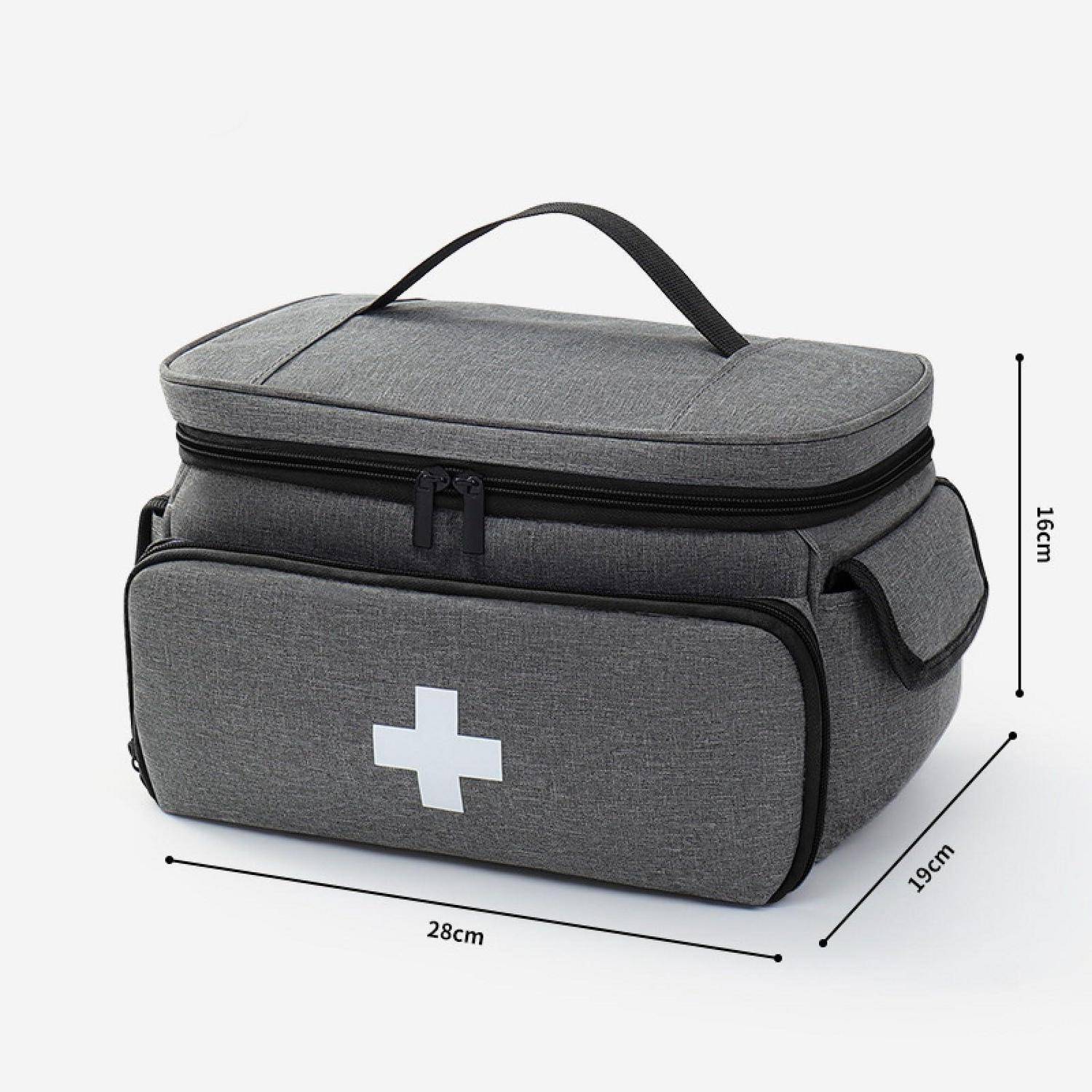 Graue isolierte Erste-Hilfe-Tasche mit weißem Kreuz, gezeigt mit den Maßen 28 cm breit, 19 cm tief und 16 cm hoch.