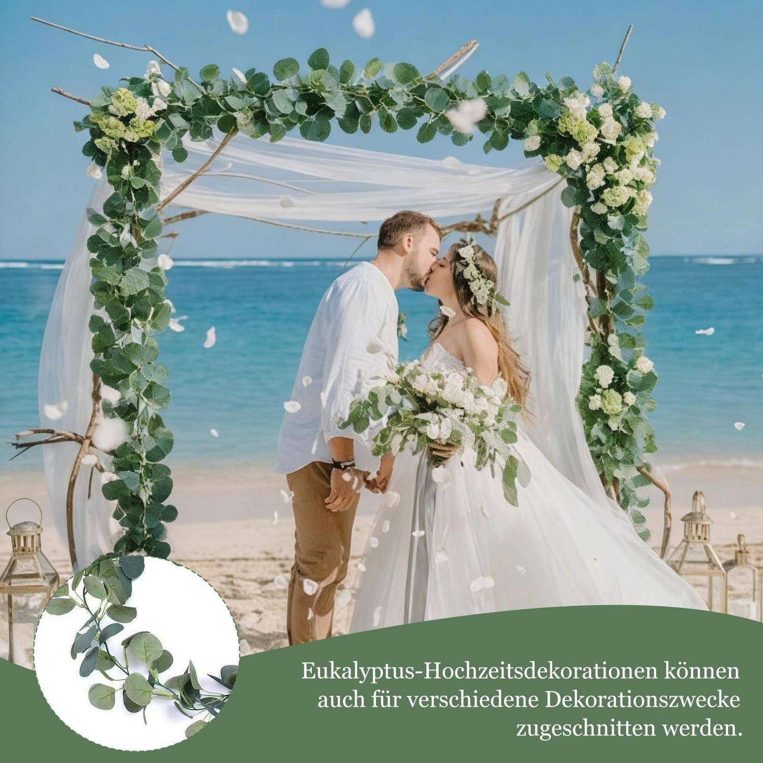 Braut und Bräutigam küssen sich unter einem weißen Blumenbogen am Strand, mit einer deutschen Beschriftung über anpassbare Eukalyptus-Hochzeitsdekoration.