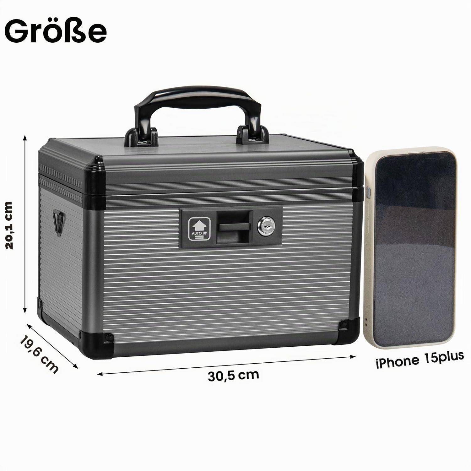 Größentabelle eines grauen verschließbaren Aufbewahrungskastens mit den Maßen 30,5 cm Breite, 19,6 cm Tiefe und 20,1 cm Höhe, dargestellt neben einem iPhone 15 Plus zur Größenvergleich.