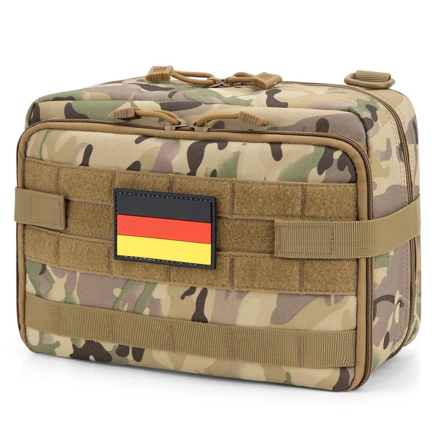 Tarnfarbene taktische Reißverschluss-Tasche mit Klettverschluss-Patch, das die deutsche Flagge zeigt, auf weißem Hintergrund abgebildet.
