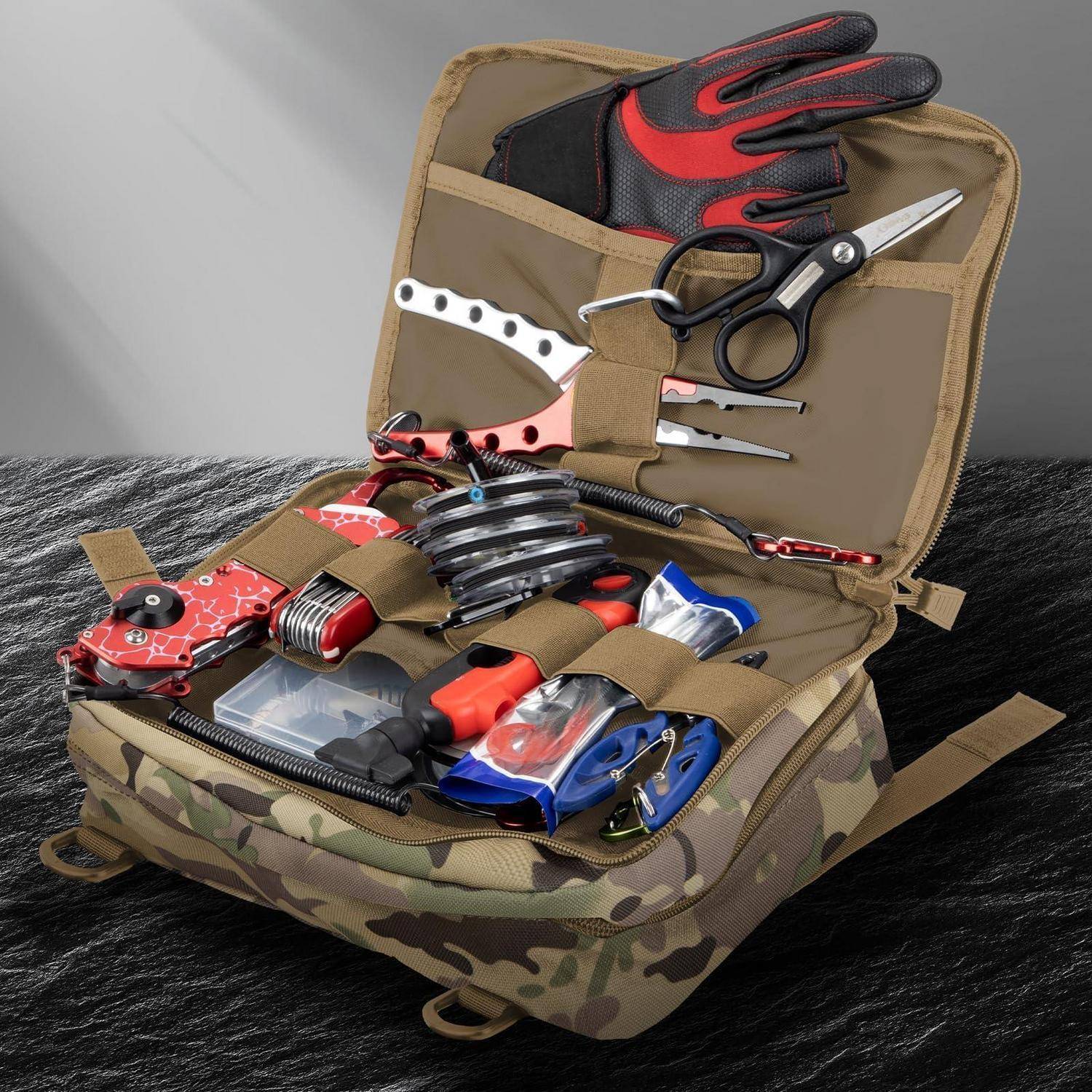 Offene Tarnungs-Utility-Tasche mit verschiedenen Werkzeugen und Ausrüstung ordentlich befestigt im Inneren, einschließlich Handschuhe, Schere, Zange, Taschenlampe und Messer.