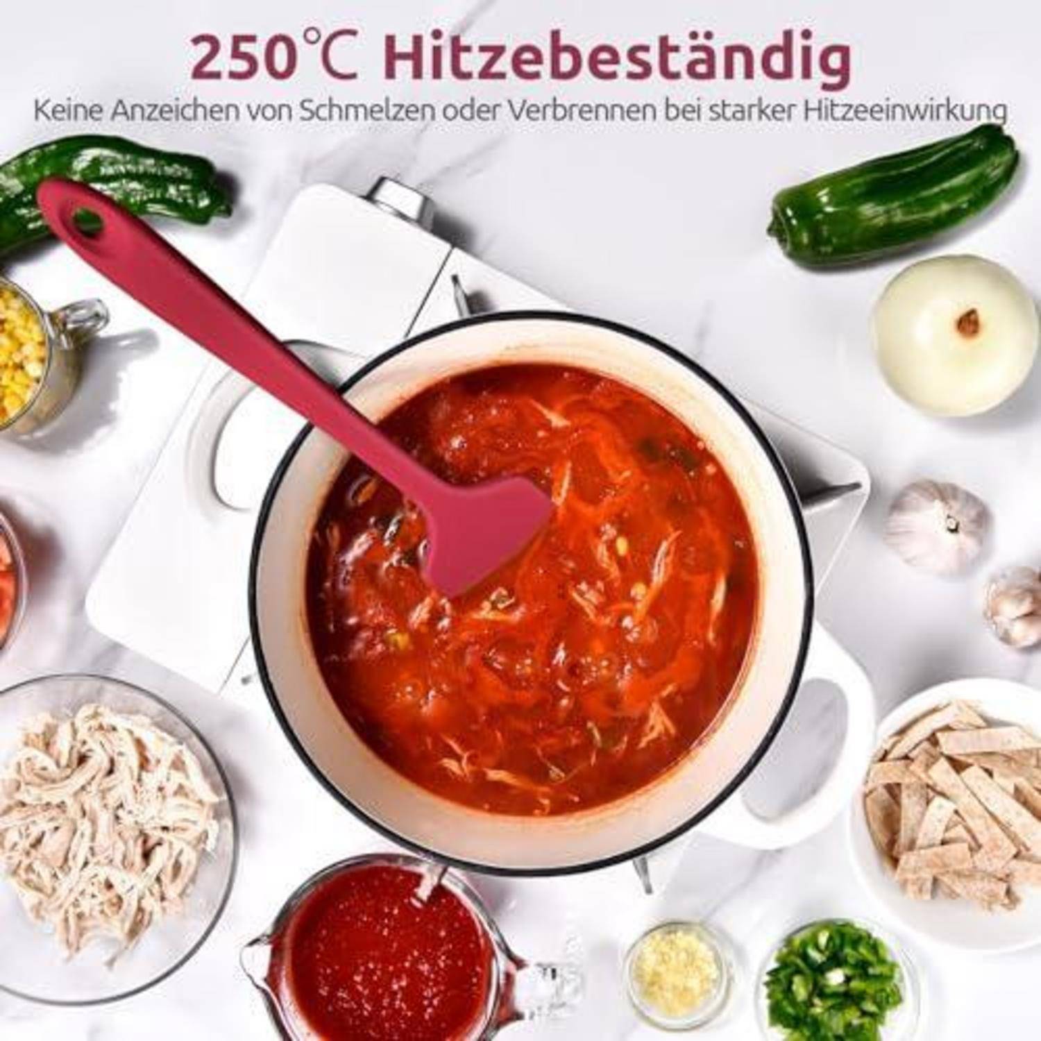 Draufsicht auf einen Topf mit roter Suppe, der mit einem roten Spatel gerührt wird, umgeben von Zutaten; Text besagt „Hitzebeständig bis 250°C