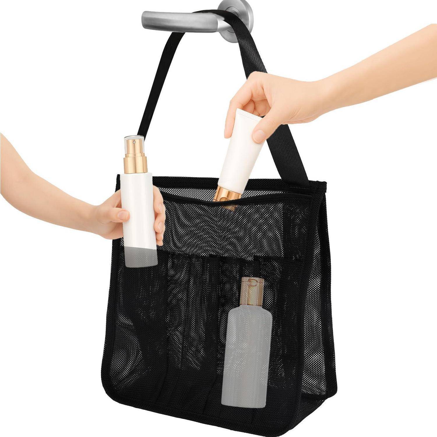 Schwarze hängende Netz-Duschablage mit mehreren Taschen, die Flaschen halten, gezeigt wie sie von einem Duschkopf hängend aufgehängt und von Händen gefüllt wird