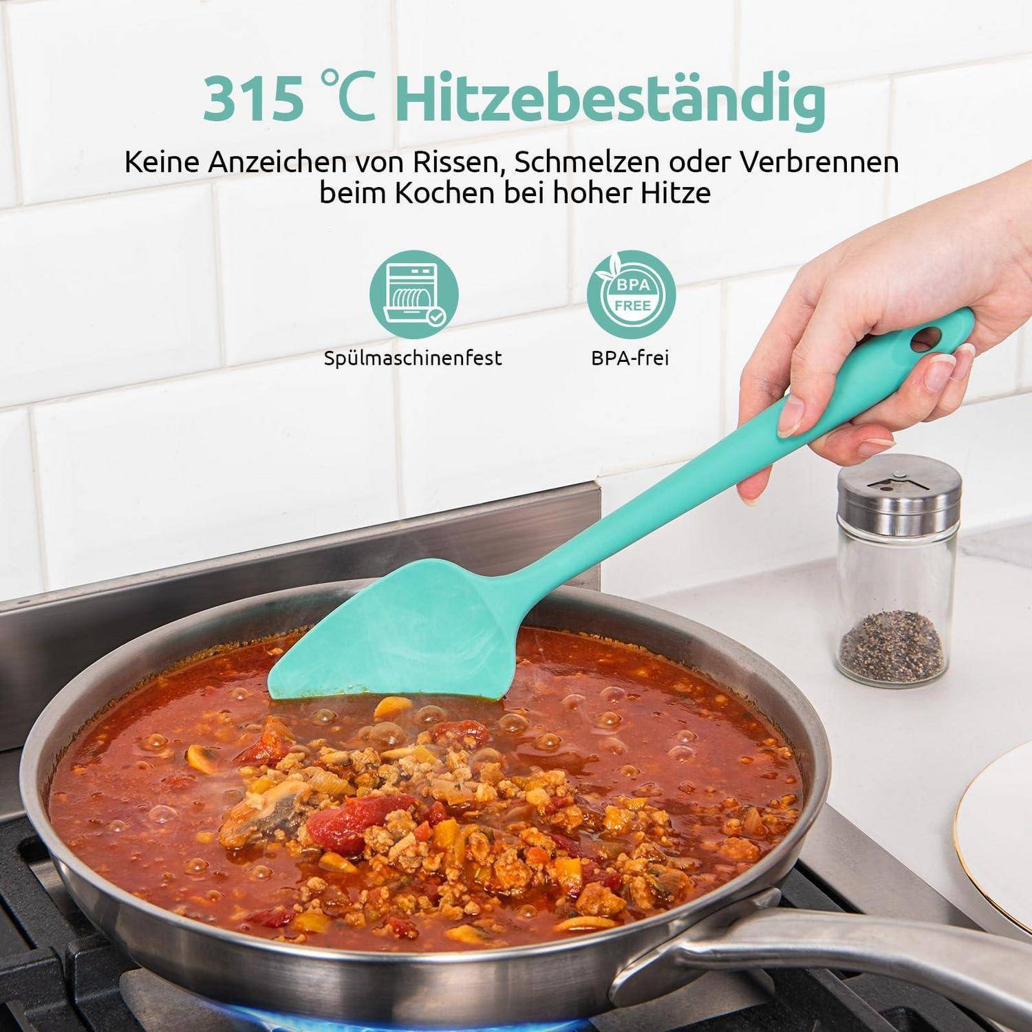 Türkisfarbener Spatel rührt eine heiße Pfanne mit Fleischsoße um; Text besagt „bis 315°C hitzebeständig