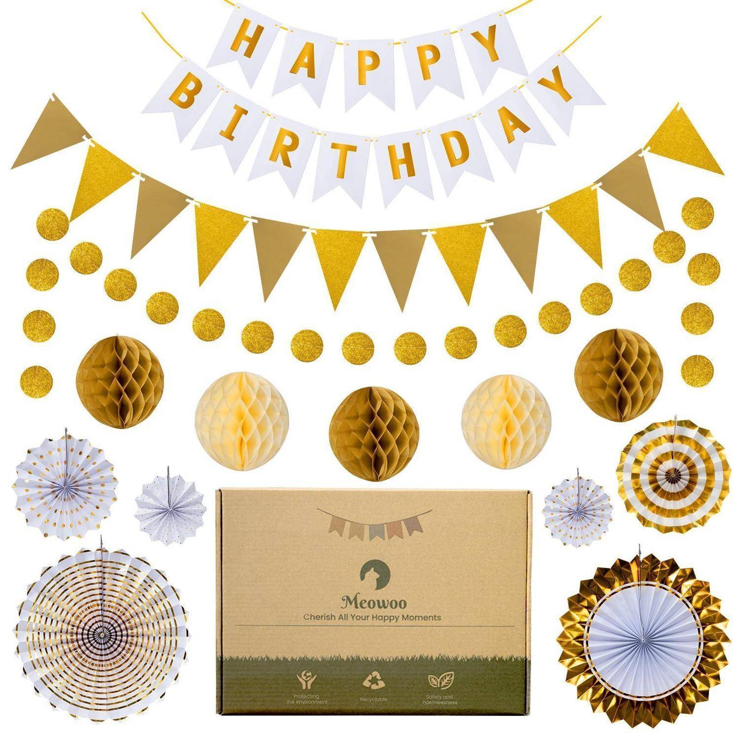 Geburtstagsparty-Dekoset mit goldweißem Wimpelketten-Set, hängenden Papierornaments, Rosetten und einer zentriert auf weißem Hintergrund positionierten Meowoo-Geschenkbox.
