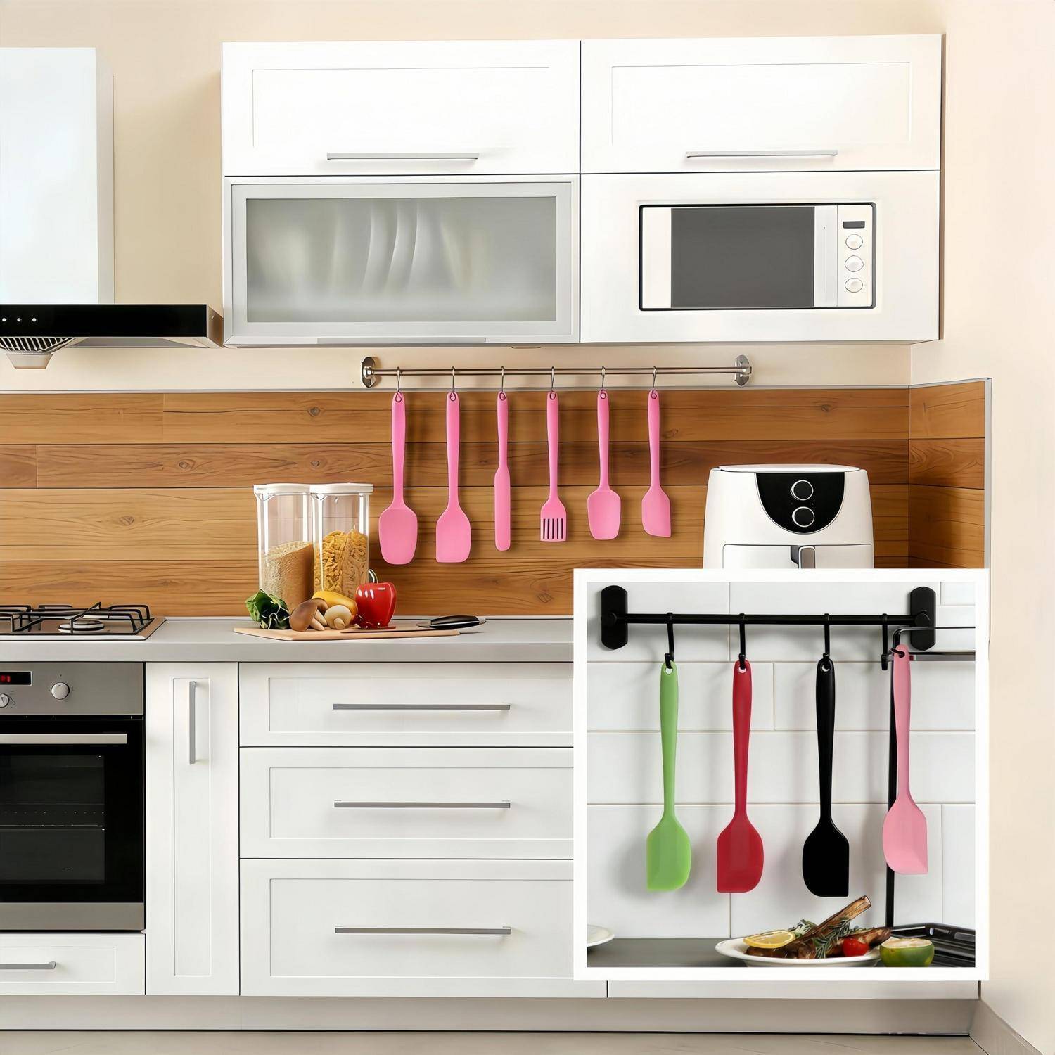 Moderne weiße Küche mit rosa hängenden Küchengeräten; die Einleitung zeigt eine schwarze Schiene, die grüne, rote, schwarze und rosa Löffel hält