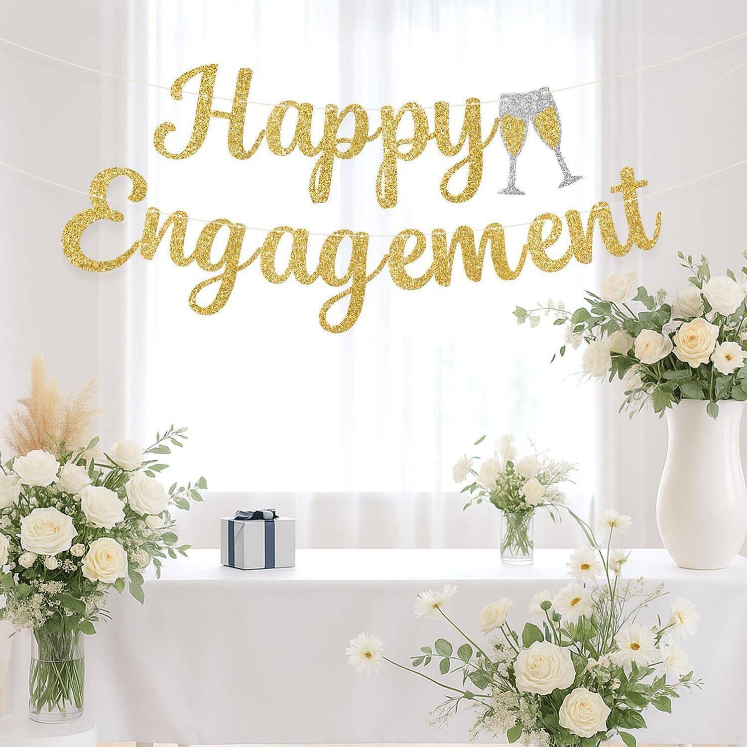 Goldglitter-Banner mit der Aufschrift „Happy Engagement