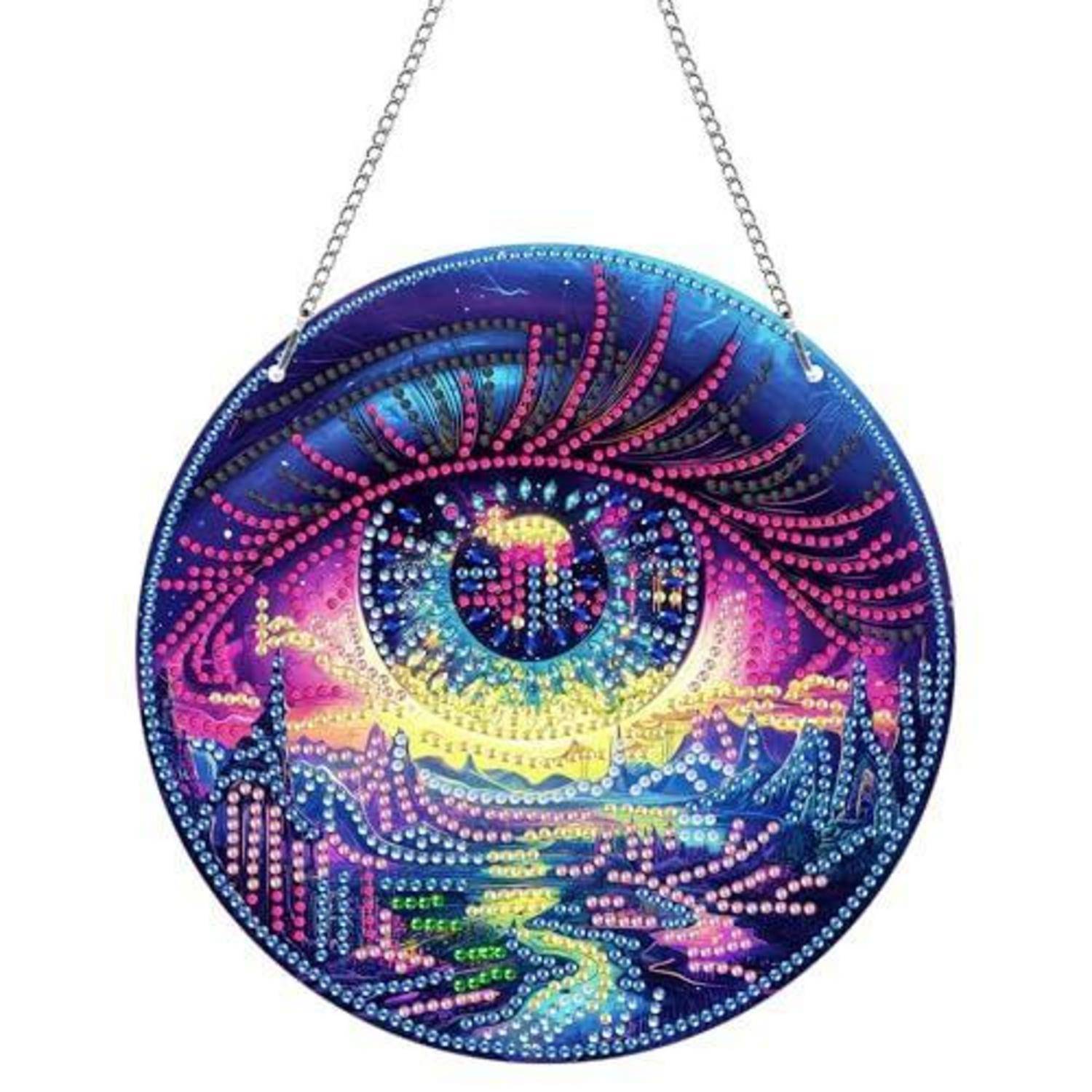 Rundes Schmuckamulett mit einem farbenfrohen stilisierten Auge und Sonnenunterganglandschaftsdesign, das an einer Kette auf weißem Hintergrund hängt.