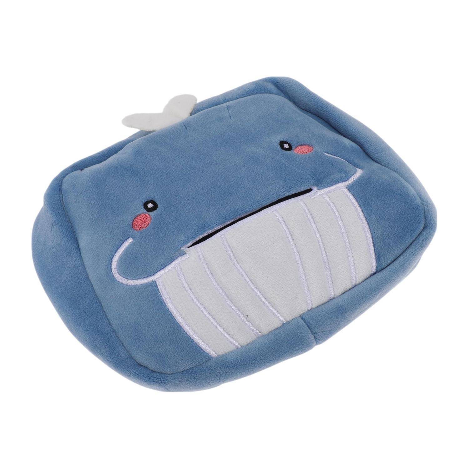 Blaues weiches Wal-förmiges Spielzeugkissen mit einem lächelnden Gesicht und weißem Bauch auf einem einfachen weißen Hintergrund.
