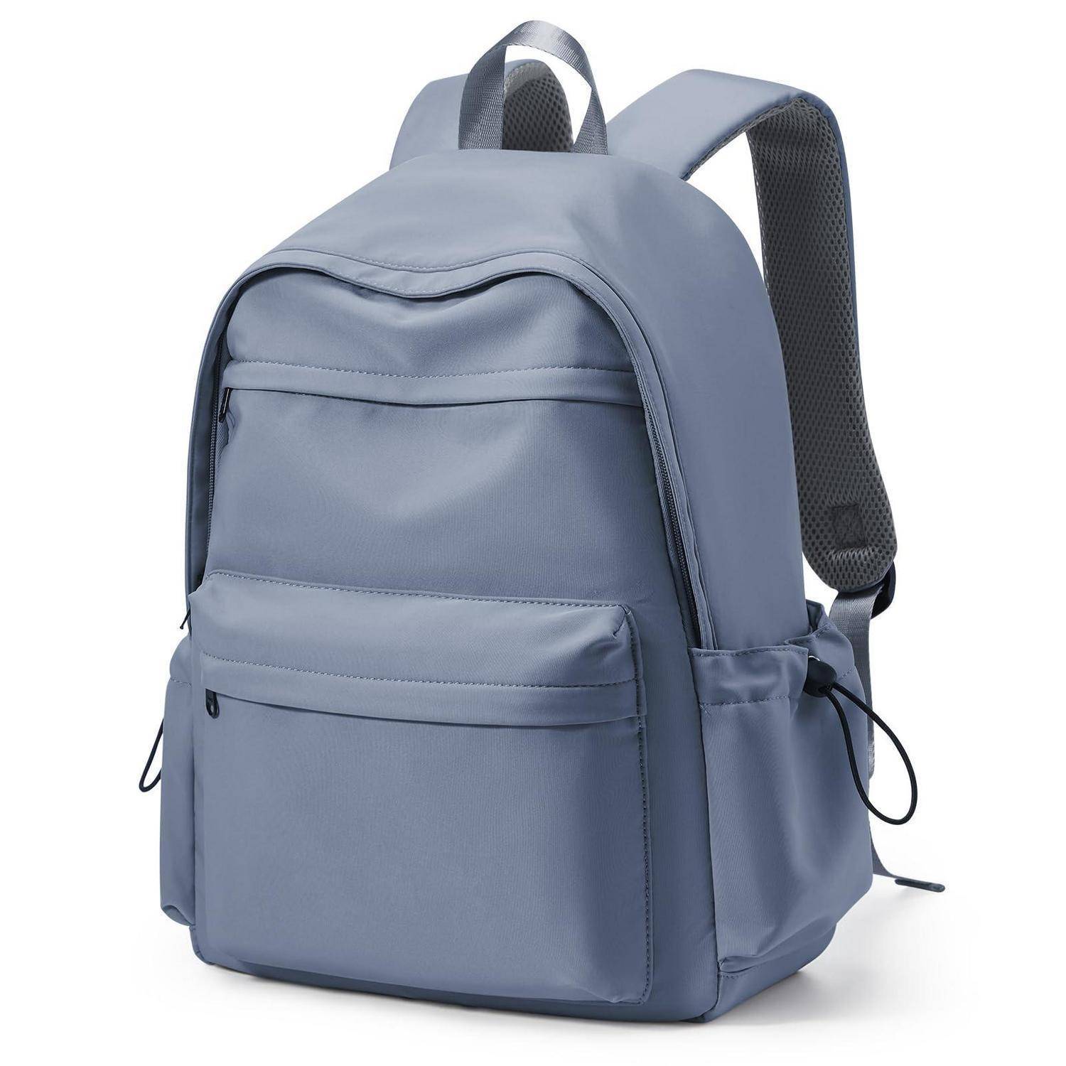 Hellblauer Rucksack mit vorderen Reißverschlusstaschen, Griffband oben und gepolsterten Schultergurten auf weißem Hintergrund.